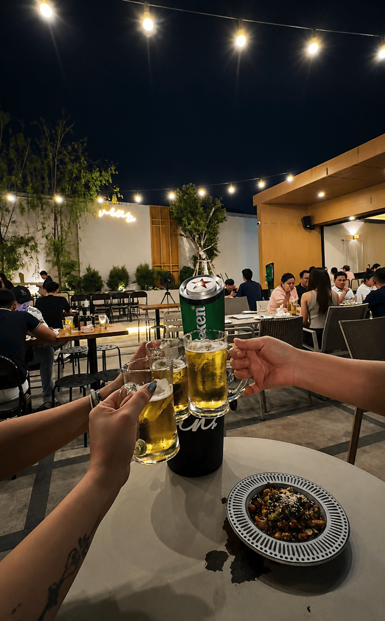 Vientiane: Guided Bar Hopping Meet New Friends