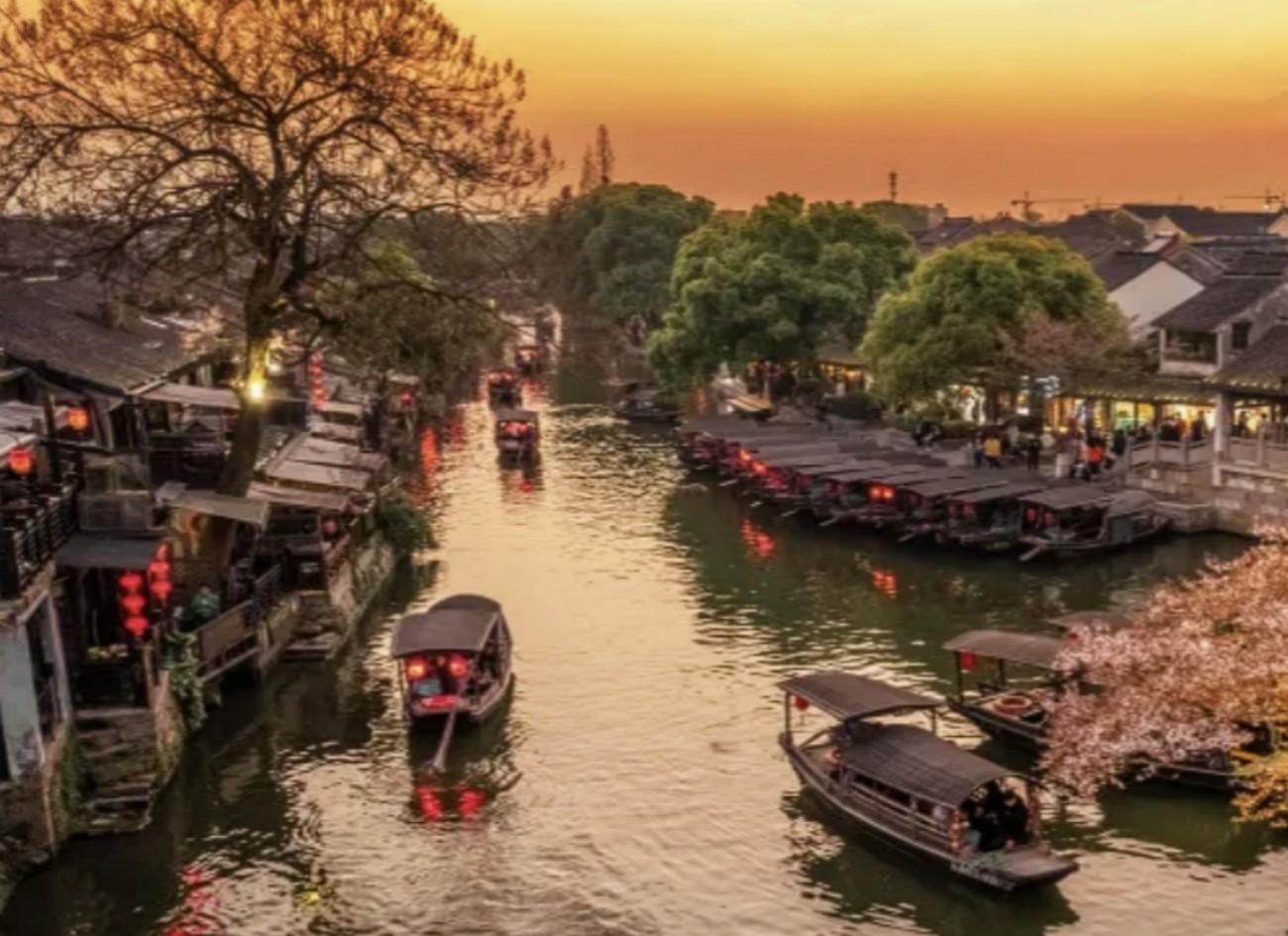 Shanghai: Xitang Night Water Town & Paddleboard Trip
