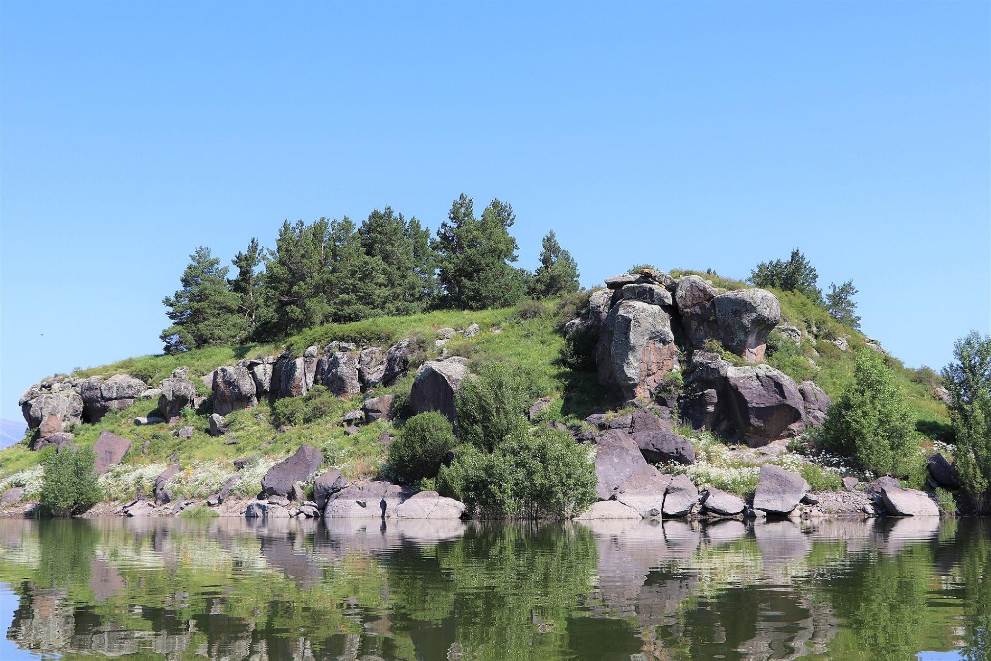 From Yerevan: Aparan Reservoir and Amberd Fortress Tour