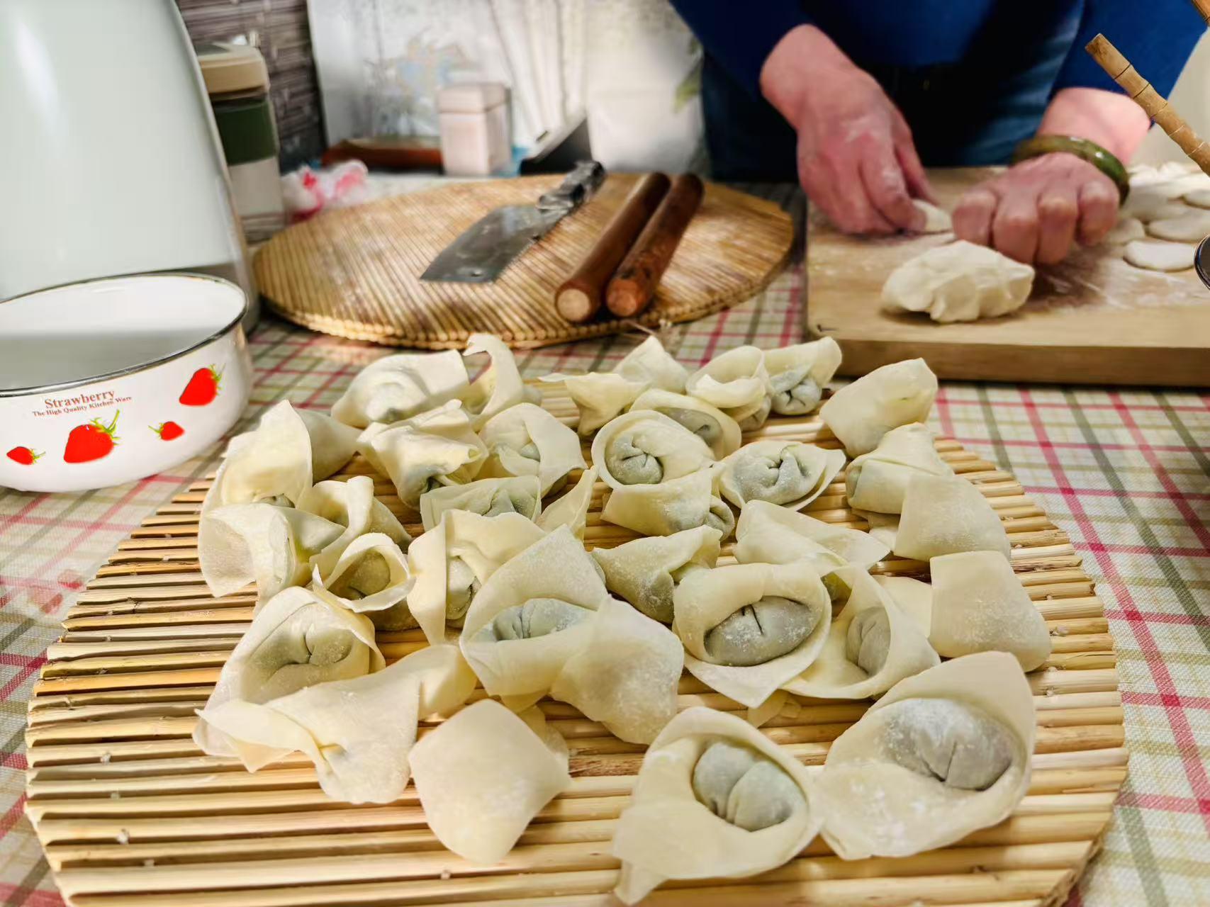 Beijing: Dumpling Cooking Class with Wet Market Tour in CBD