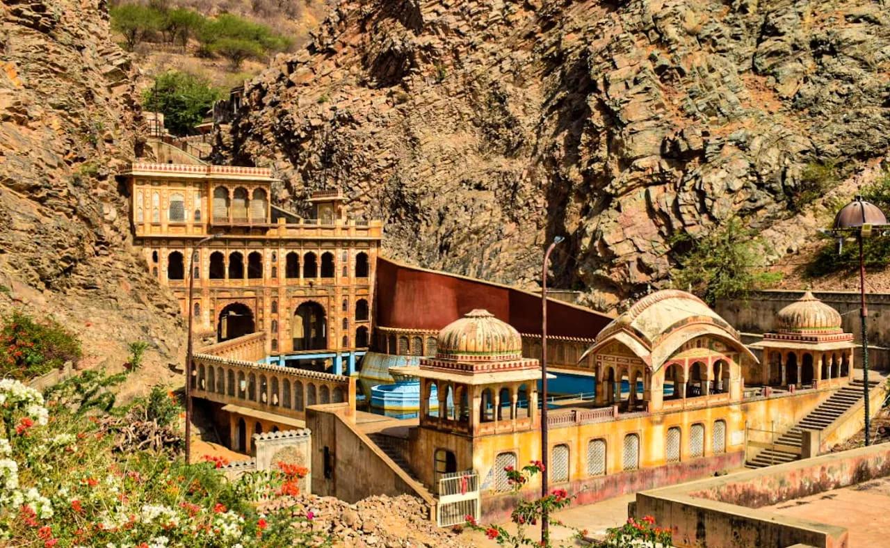 Jaipur: Morning Monkey Temple Guided Tour with Local Market