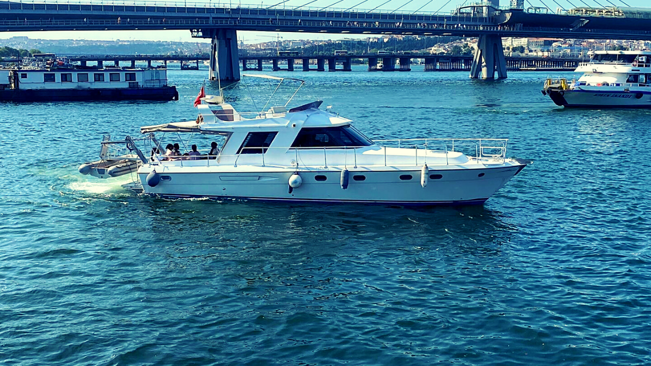 İstanbul: Bosphorus Private Yacht Cruise with Tea and Coffee 3