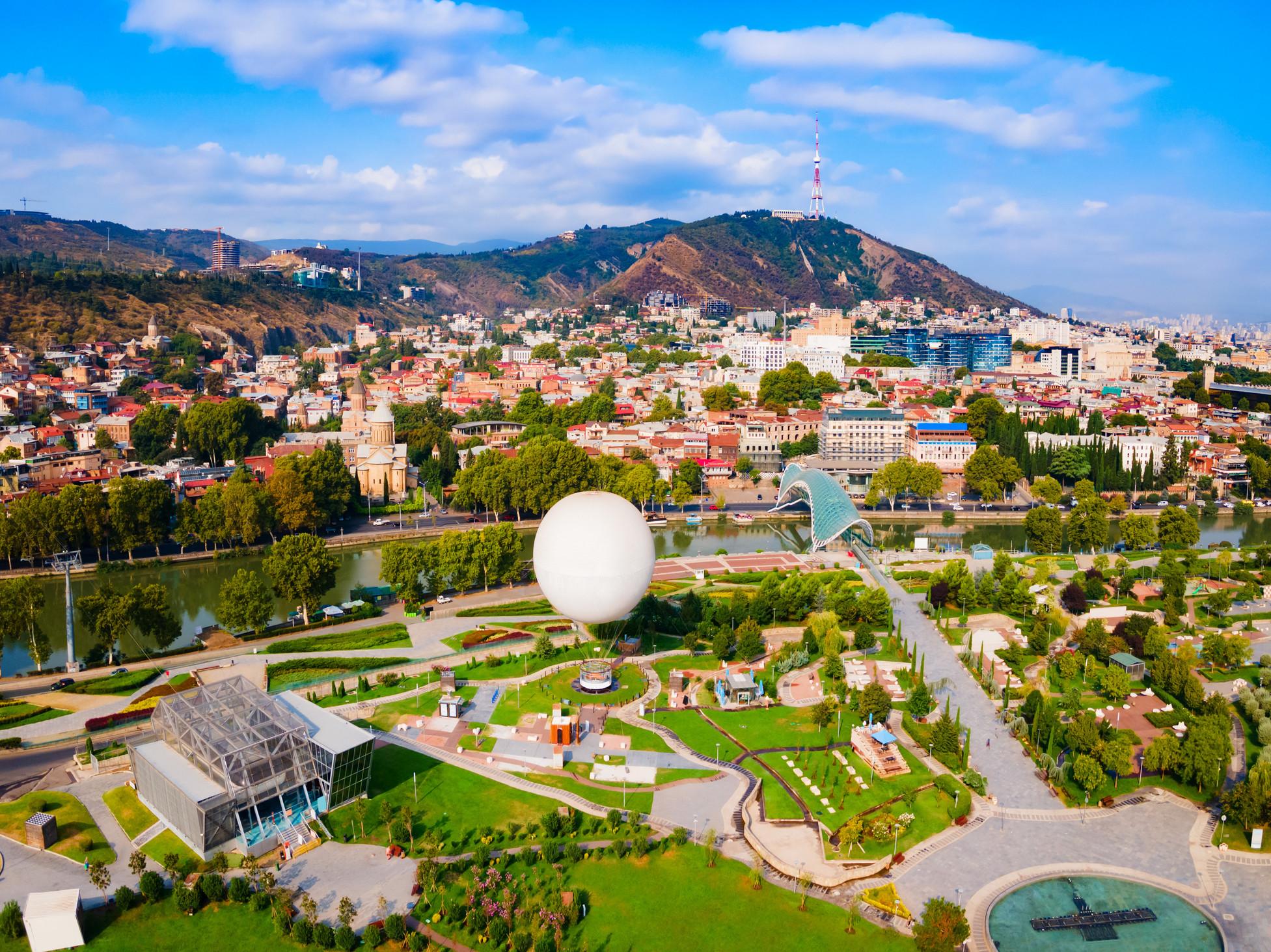 Tbilisi Hidden Courtyards & Wine Tasting Tour with Cable Car