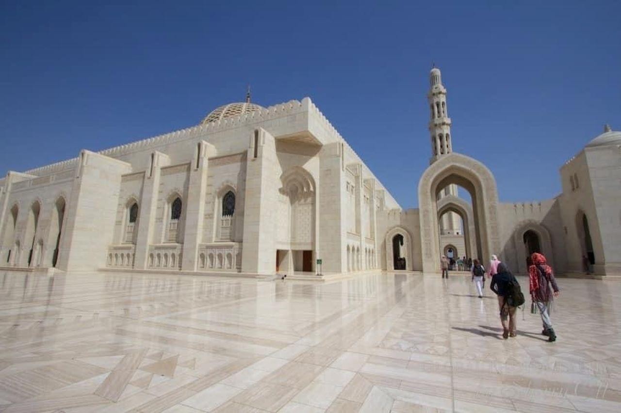 From Muscat: Grand Mosque-Wadi Shab-Fins Beach and Sinkhole 3