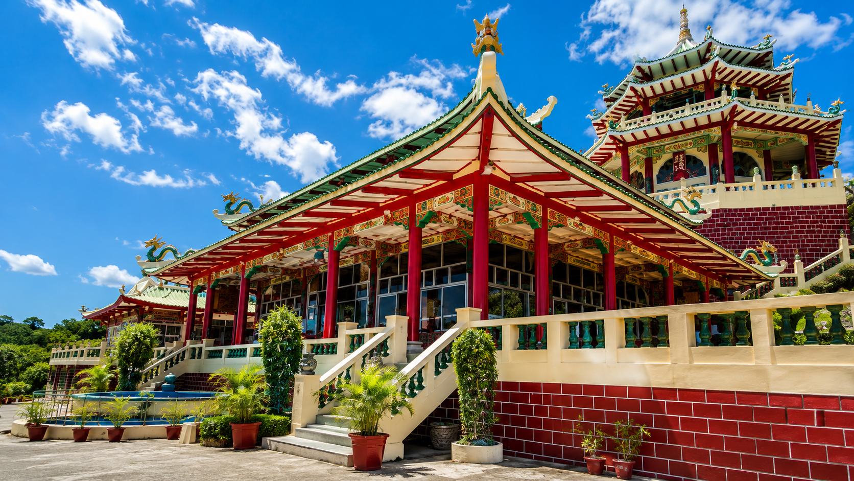 Cebu: 5-Hour Layover Tour to Temple of Leah & Sirao Garden