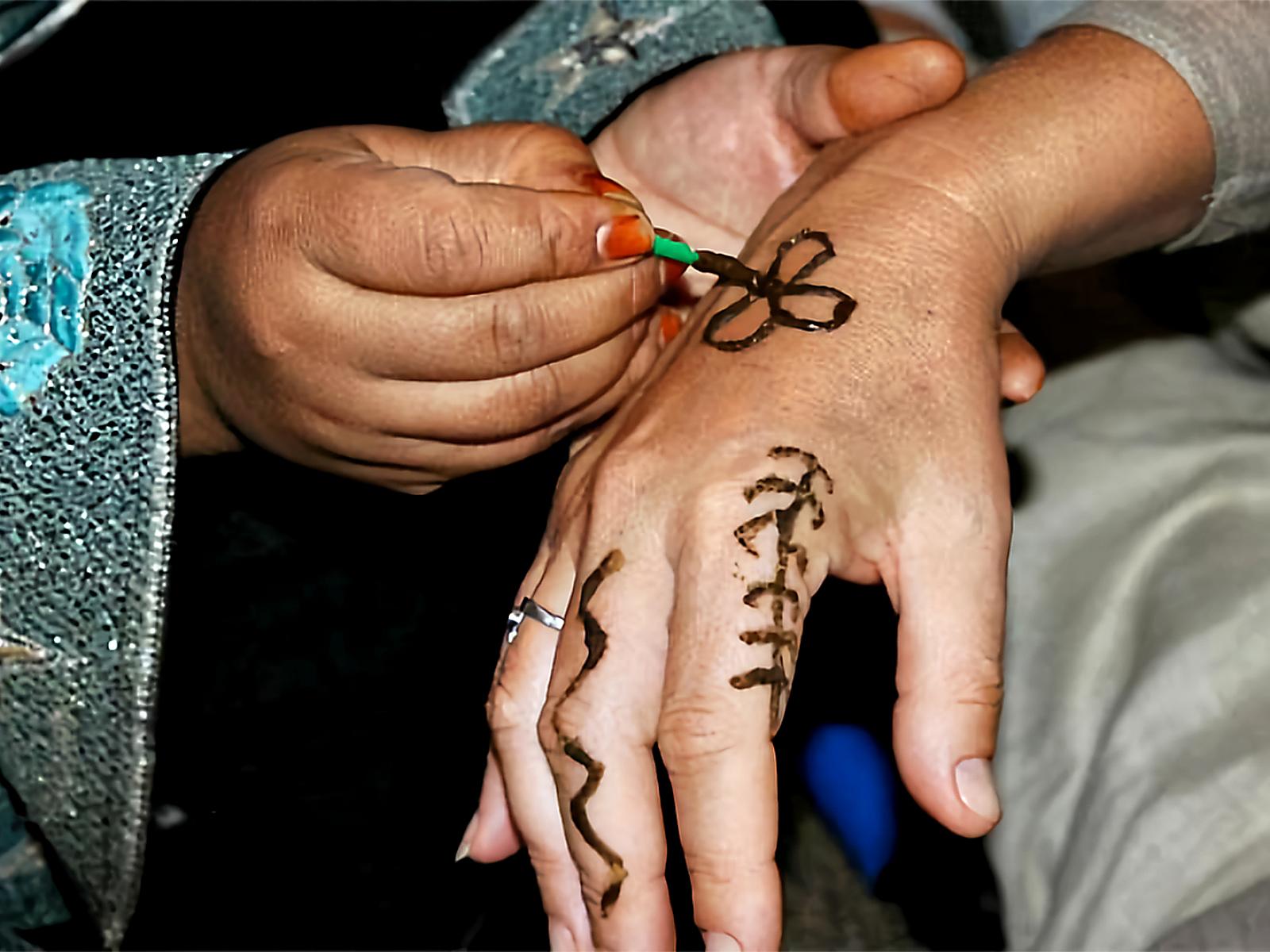 Wadi Rum: Lunch with local Bedouins & Traditional Henna