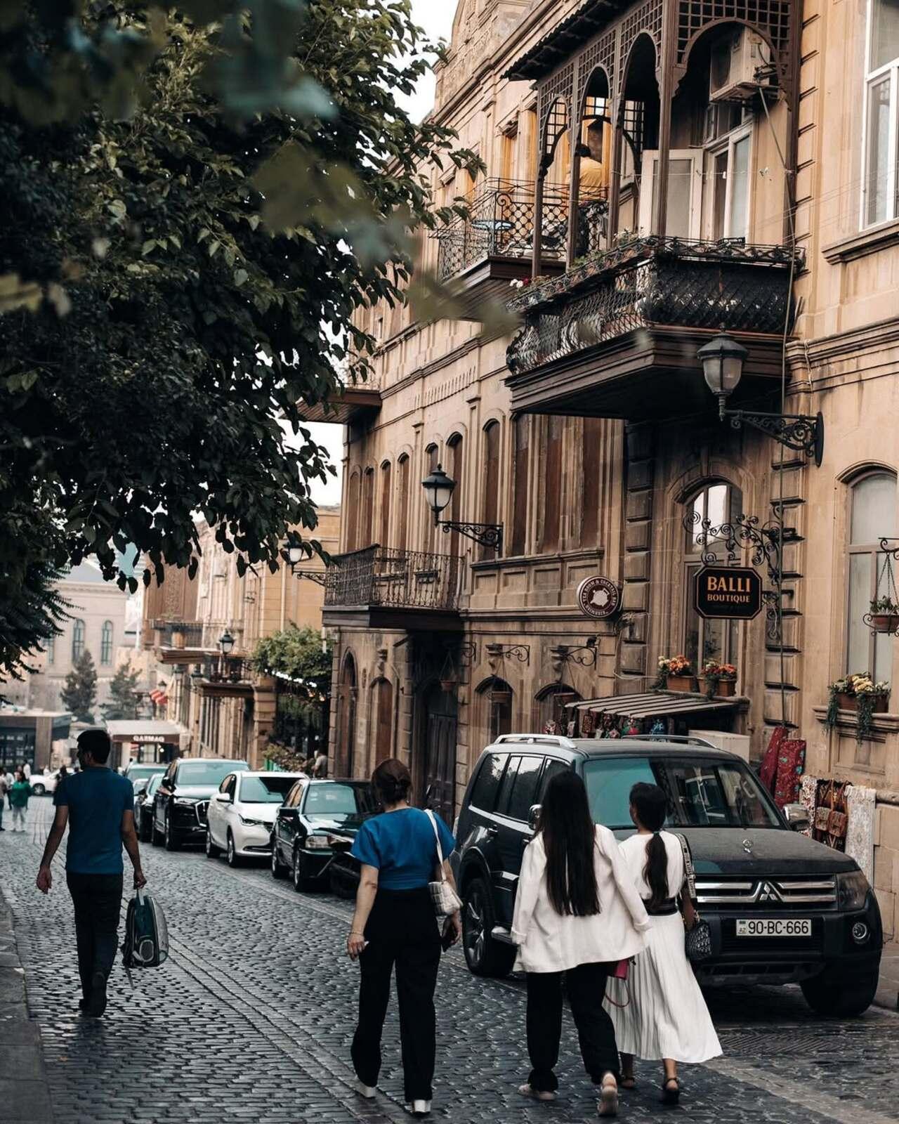Baku: Old City Walking Tour with Live Music Performance 2