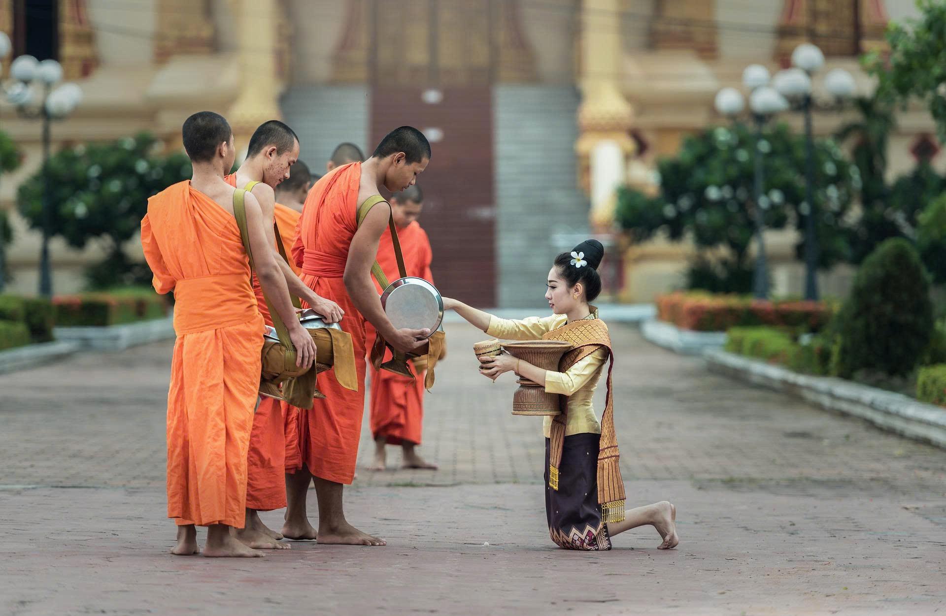 Luang Prabang: Alms Giving Ceremony & Morning Market Tour 3