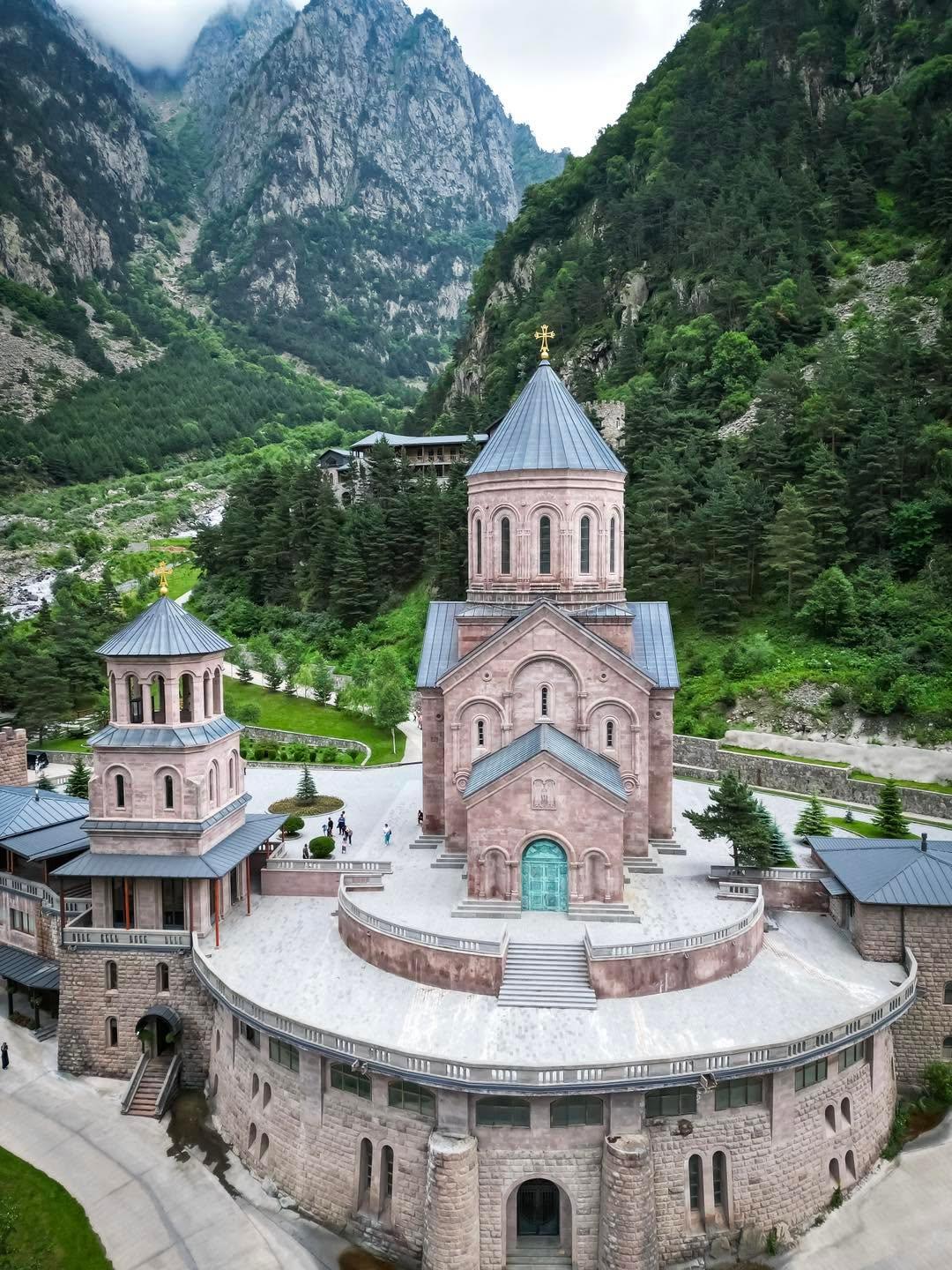 Kazbegi & Northern Border: Gergeti & Dramatic Dariali Gorge 3