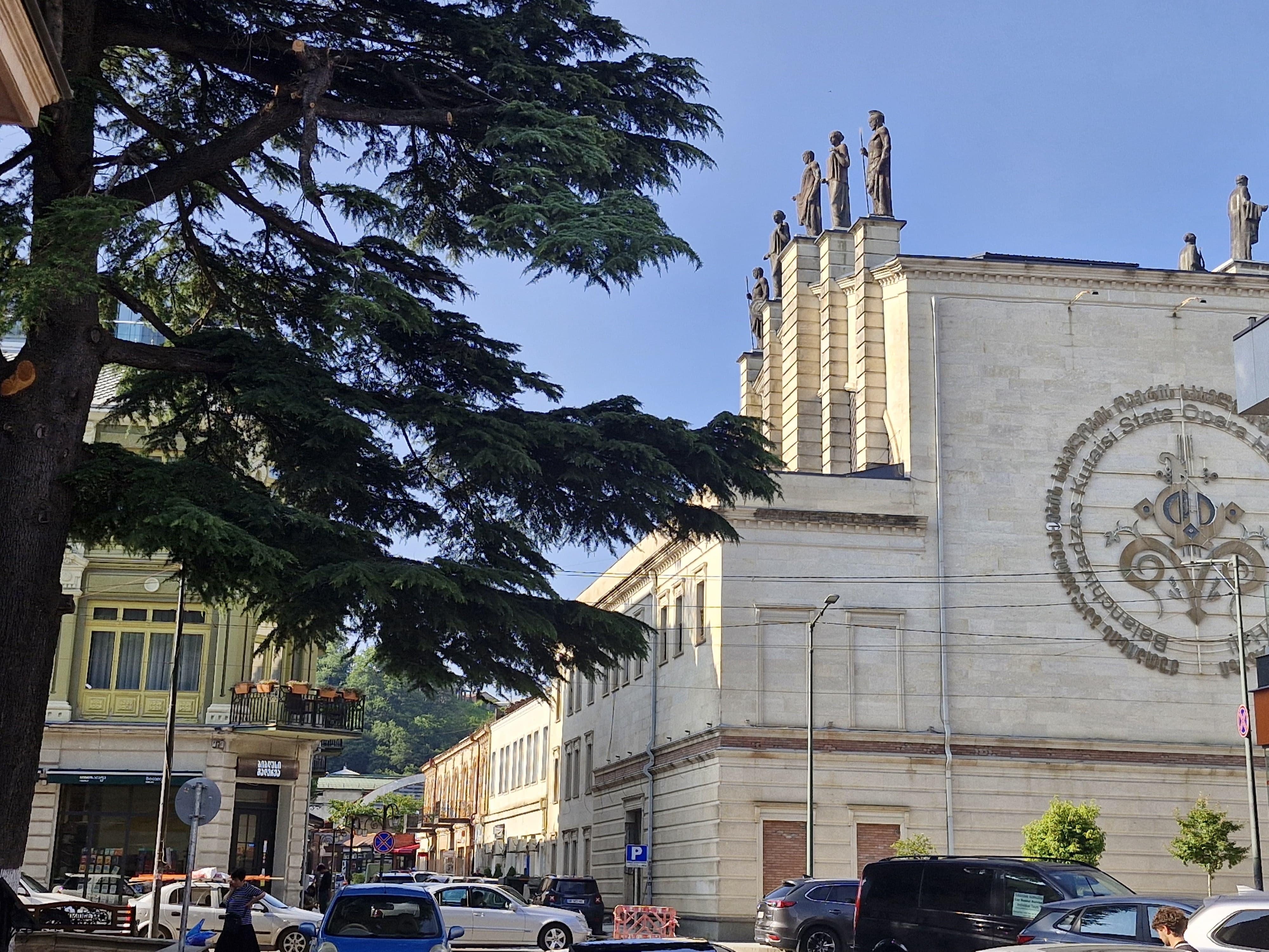 Kutaisi: Guided Walking Tour with Local Snack 2