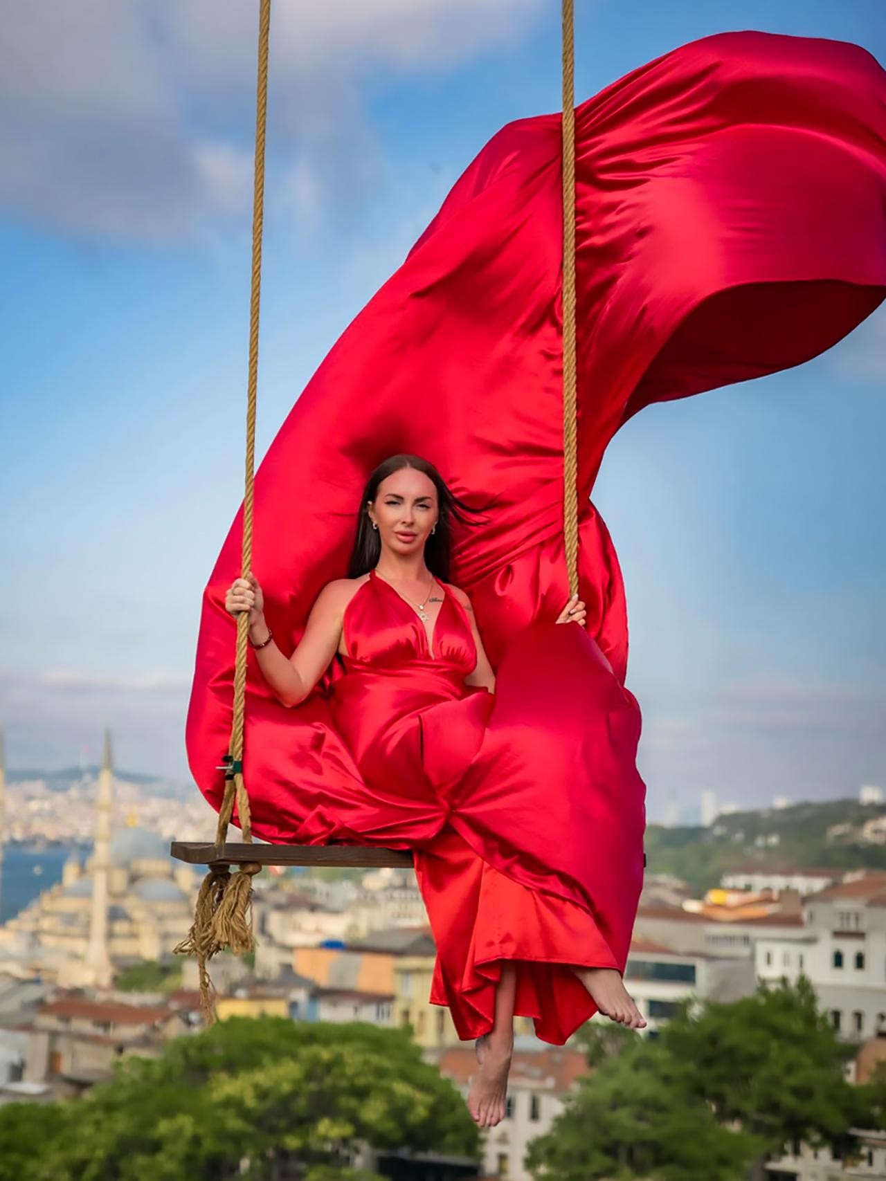 Istanbul: Rooftop Photoshoot with a Dress 2