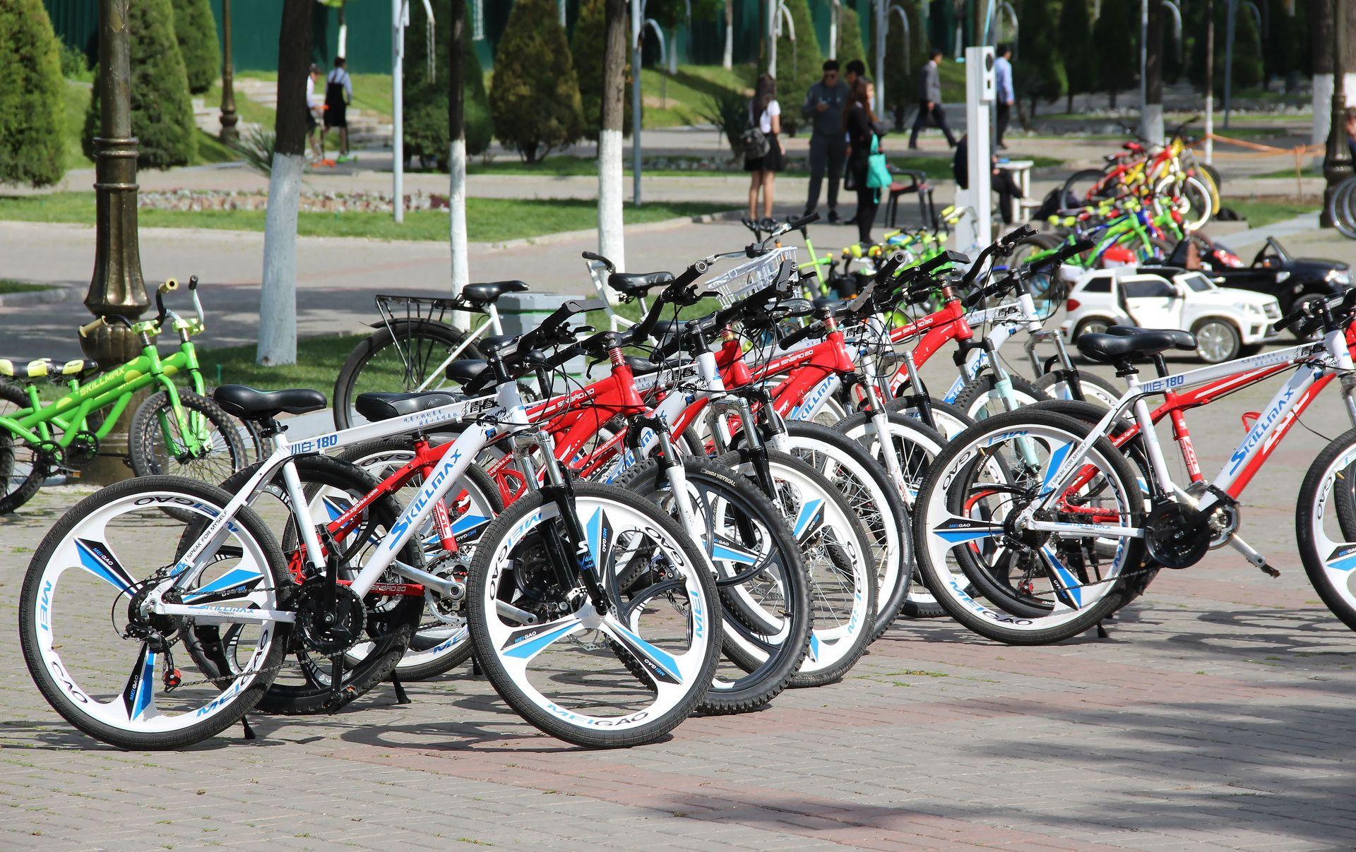 Tashkent: Guided City Bike Tour with Professional Photos