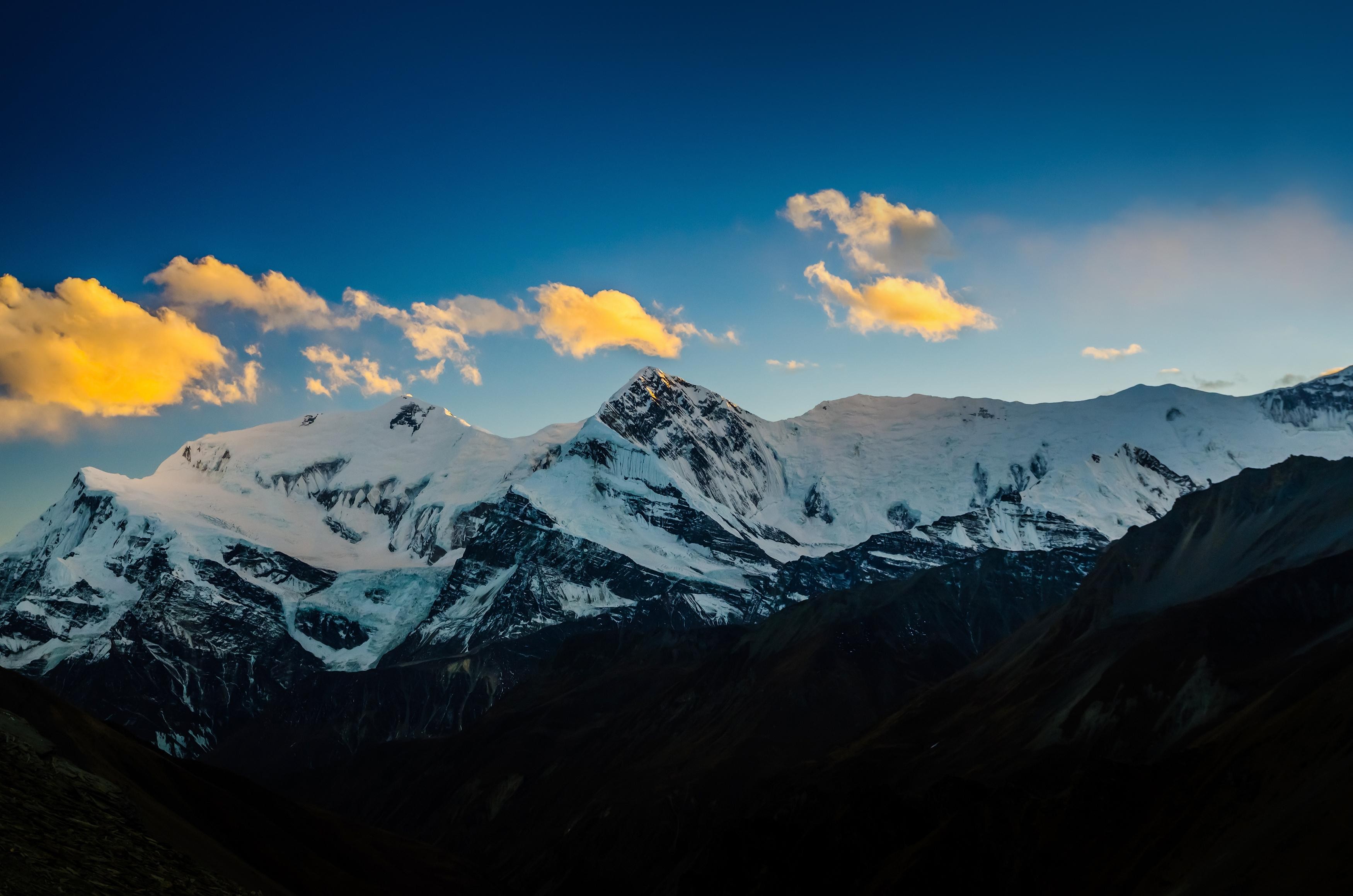 13-Day Annapurna Circuit Trek with Lady Guide 2