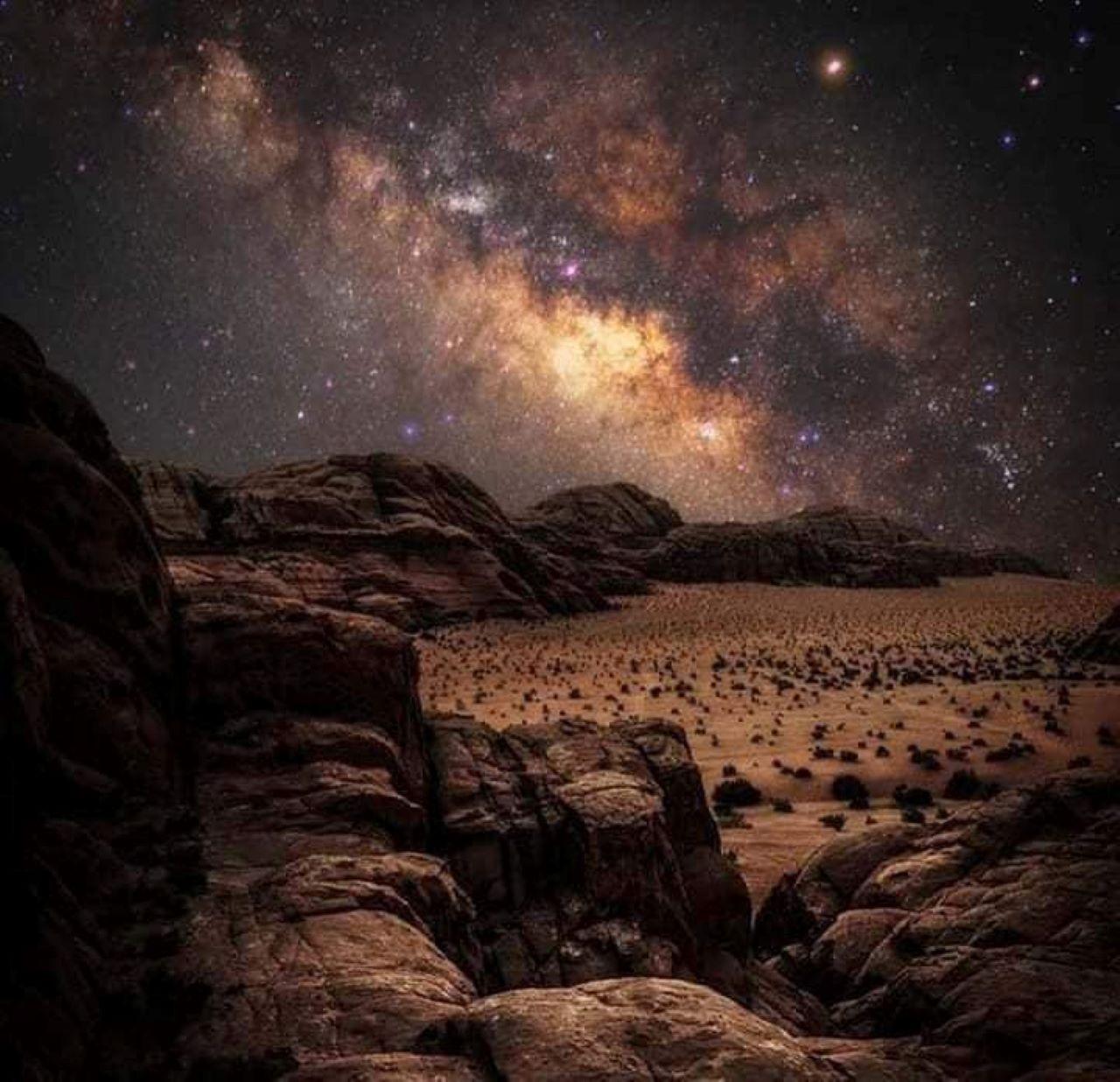 Wadi Rum: 1-Night Jeep Tour with Dinner and Breakfast
