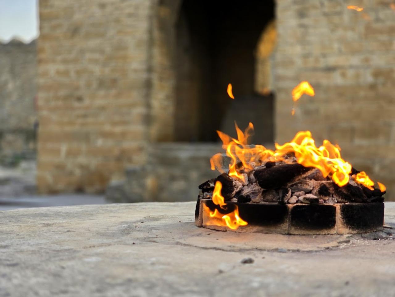 Baku: Private Gobustan and Absheron Tour