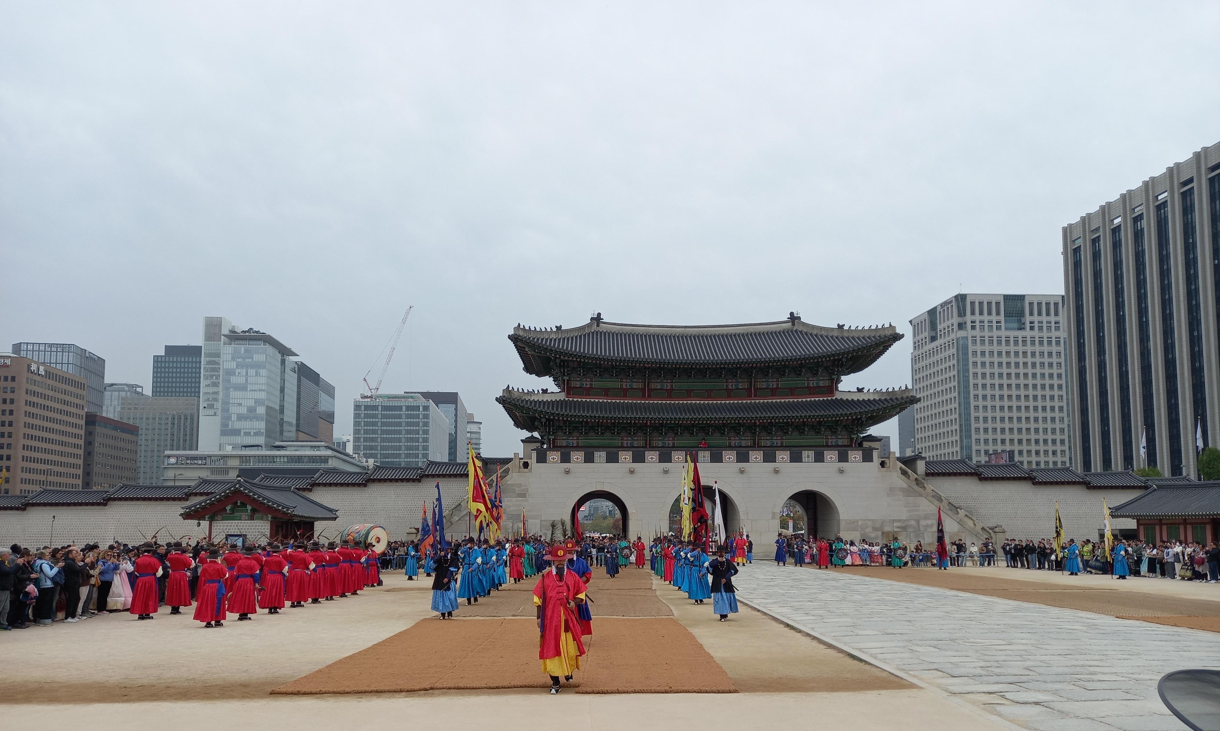 Seoul: Full-Day Guided Tour to Gyeongbokgung, Bukchon & More
