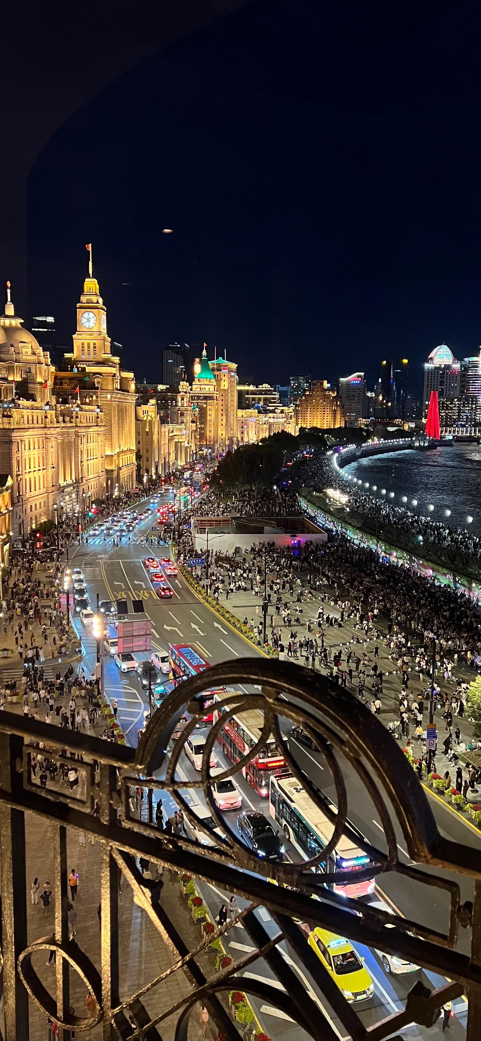 Shanghai: Private Tour in French, from Must-Sees to Local Secrets