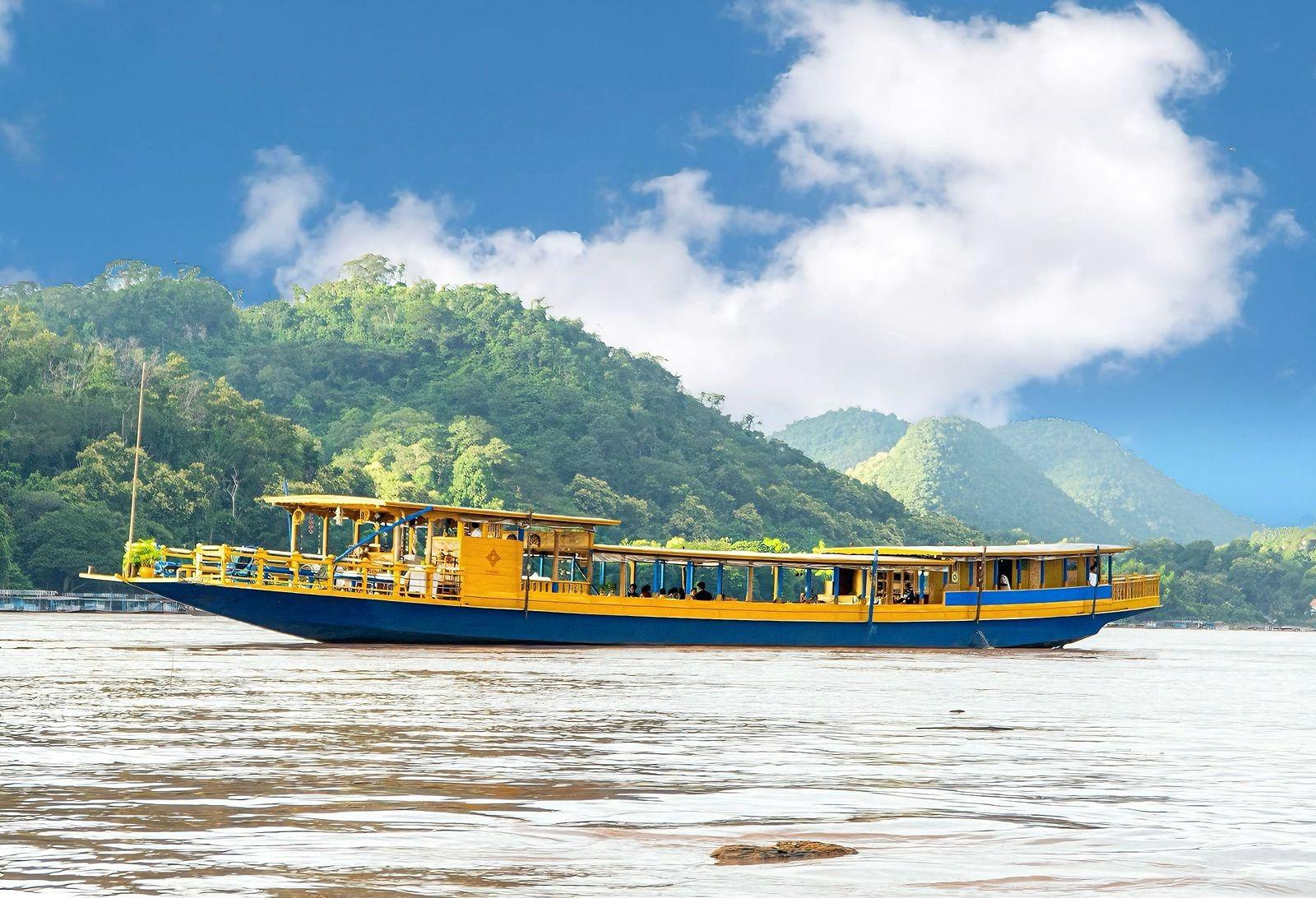 Luang Prabang: Morning Alms Giving & Pak Ou Caves Cruise