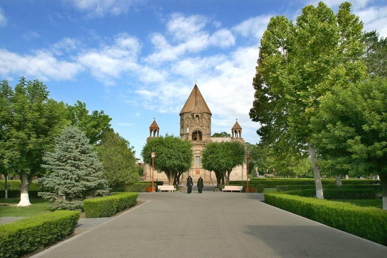 Historical Armenia: Zvartnots, Etchmiadzin and Sardarapat 3