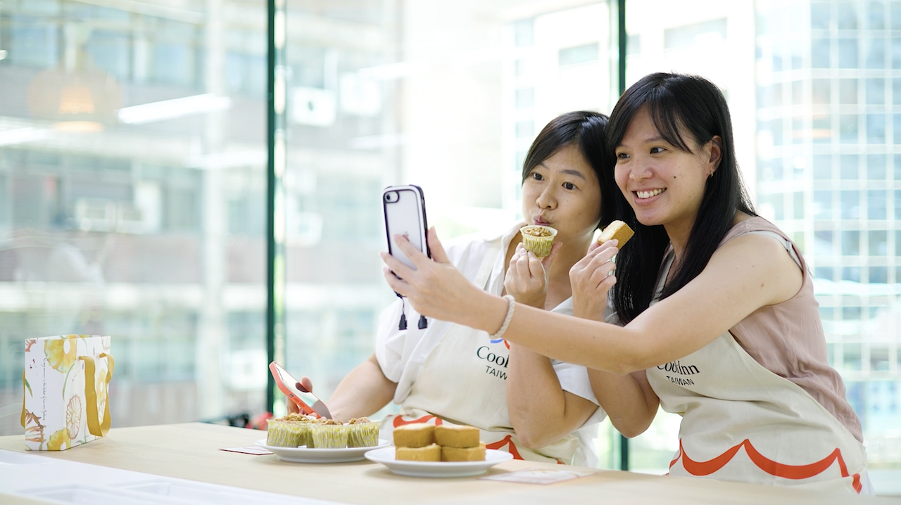 Taipei: Pineapple Cakes DIY Experience