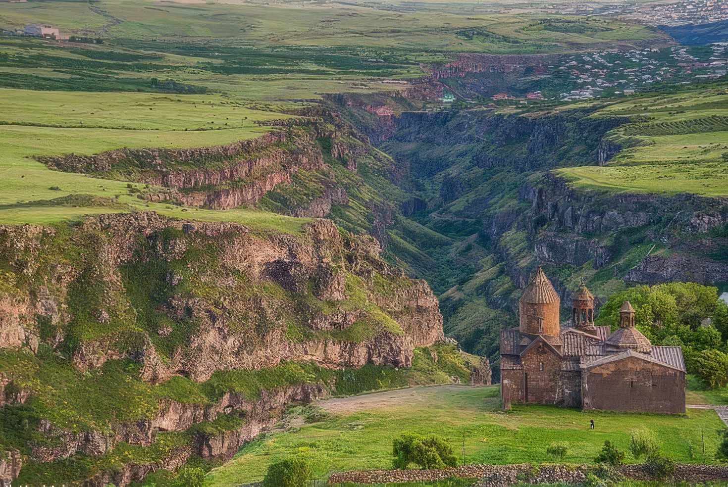 Yerevan: Amberd Fortress, Byurakan Observatory & Lake Tour 3