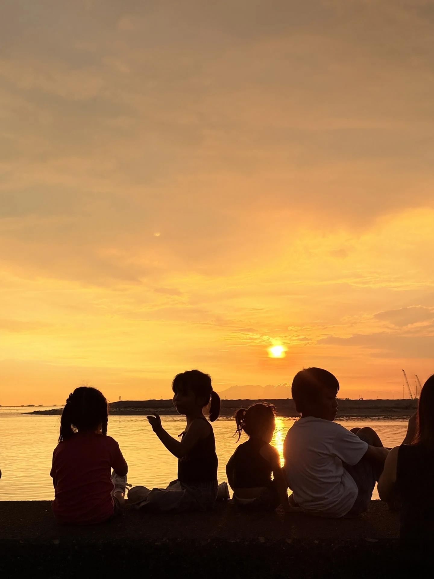 Manila: Manila Bay Sunset Walking Tour & Waterfront History