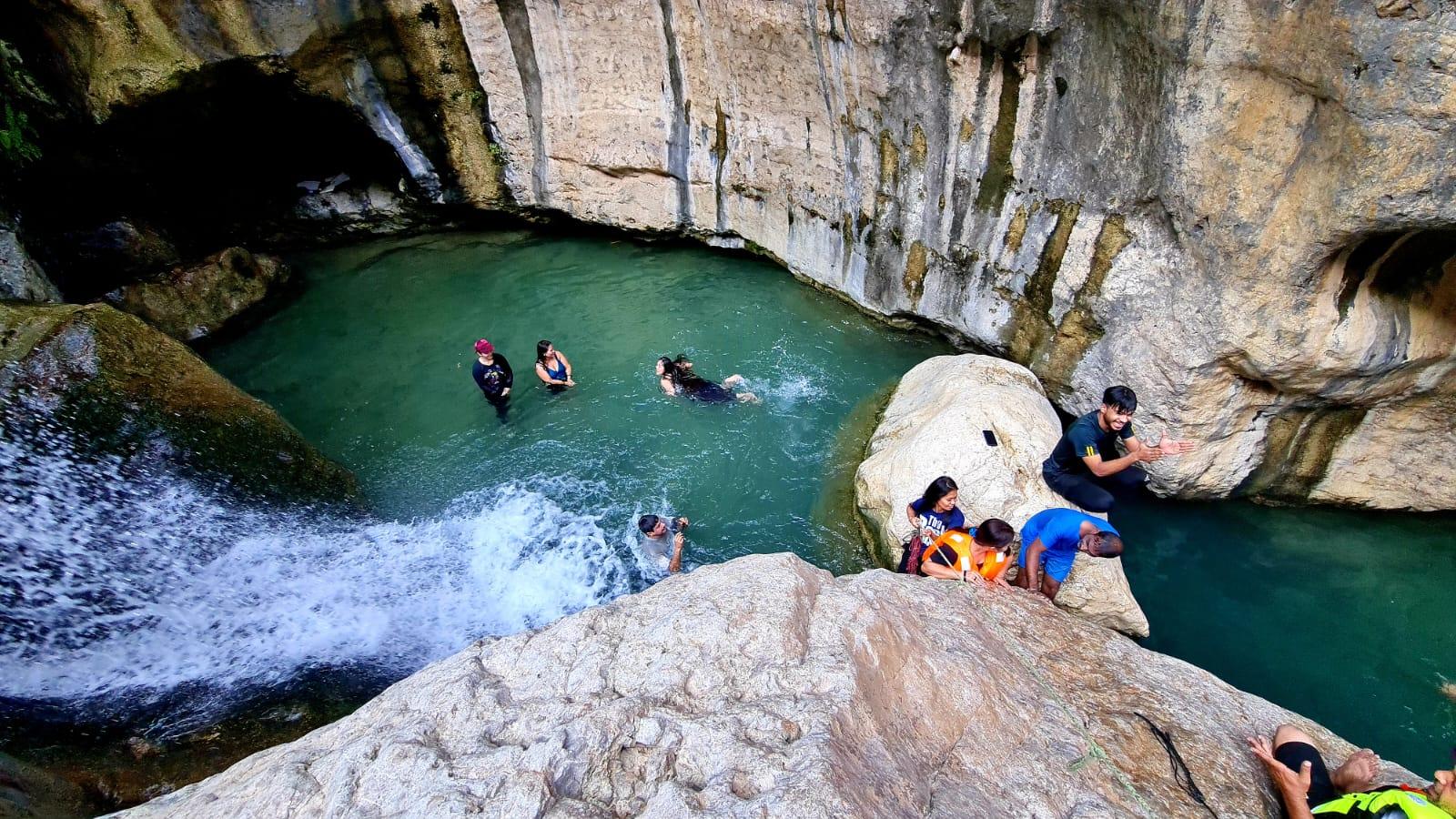 From Muscat: Guided Wadi Tiwi Hike, Romantic Cave & Sinkhole 3