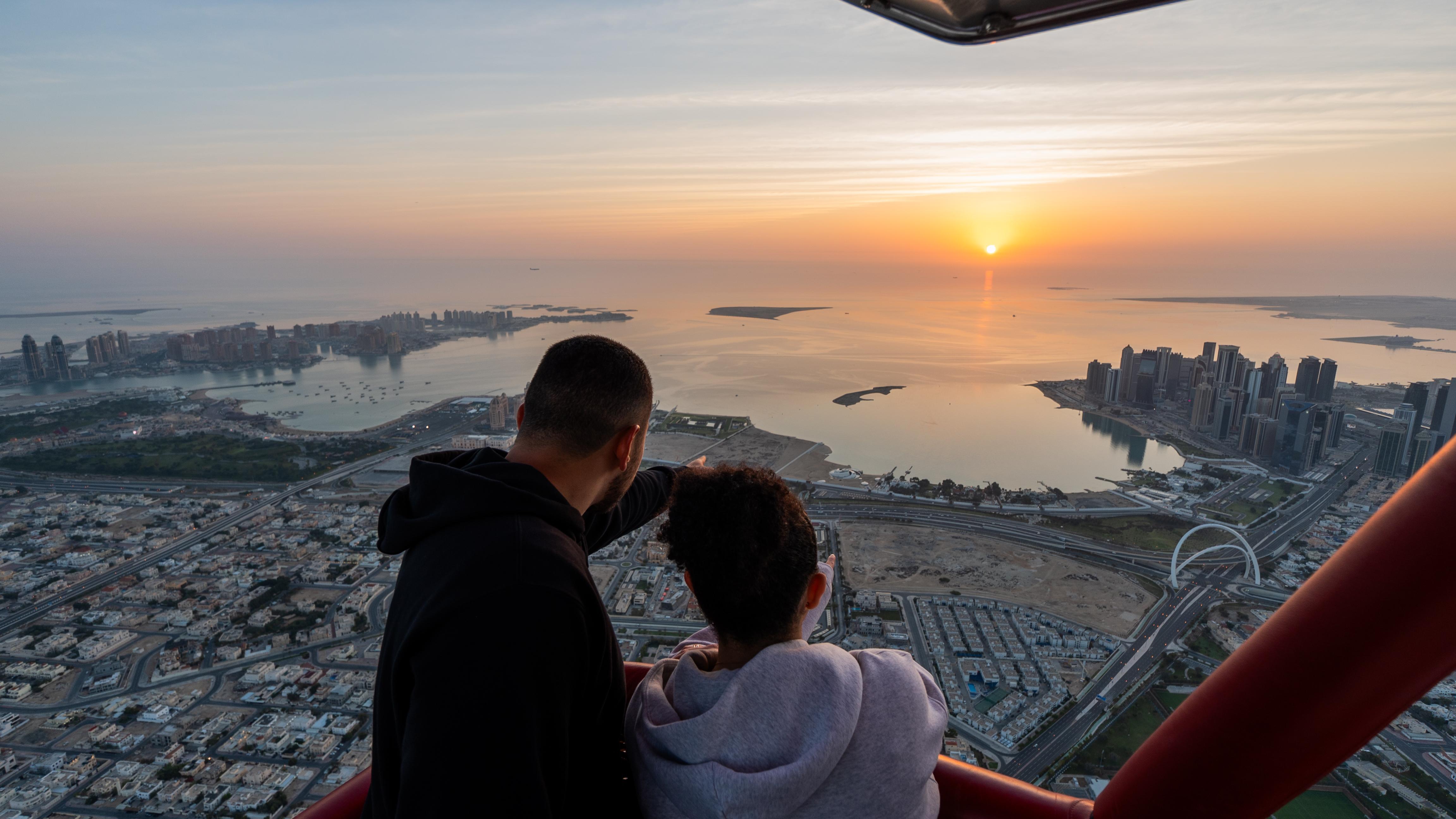 Qatar: Sunrise Hot Air Balloon Experience above Doha