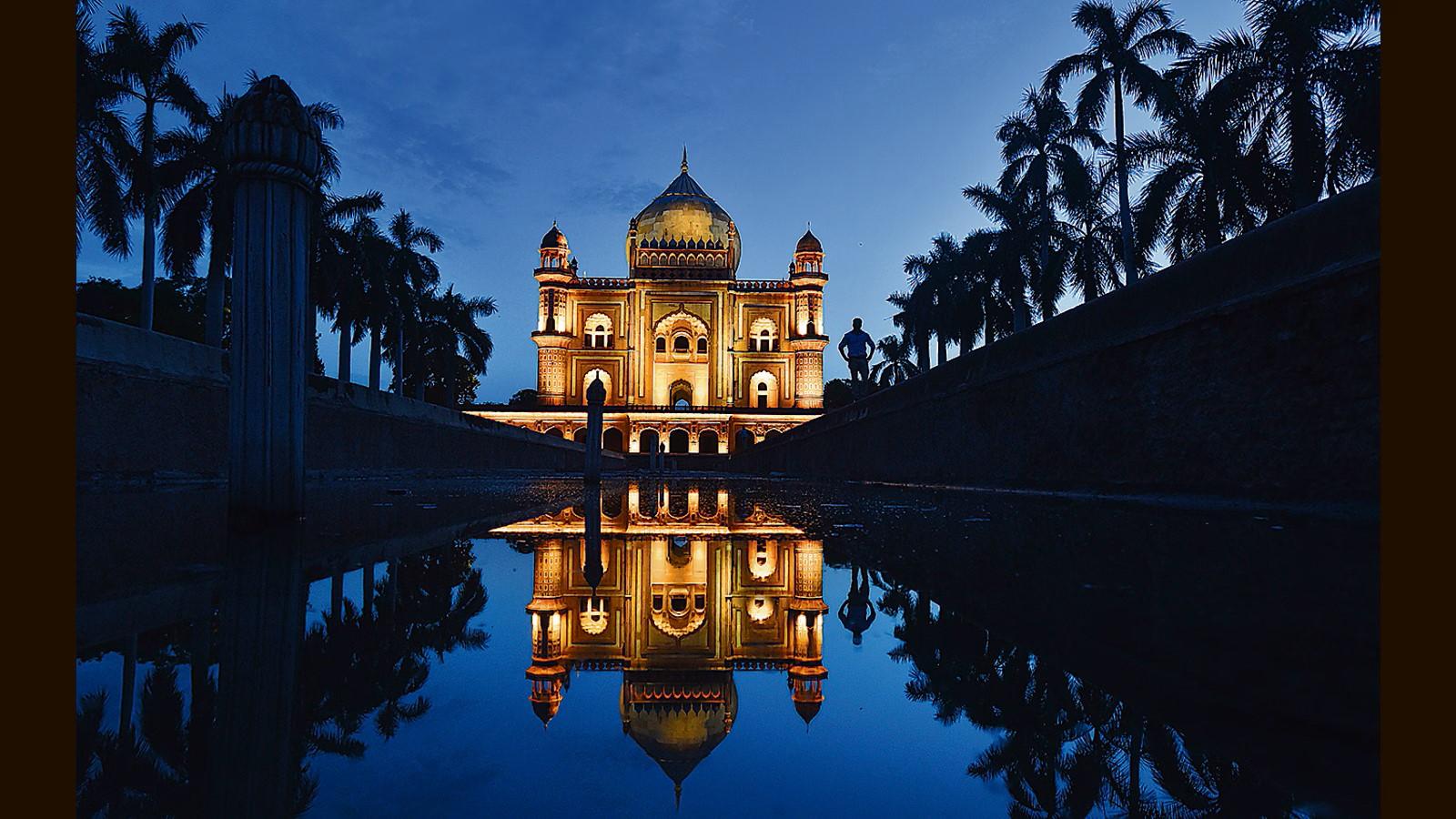 Delhi: Akshardham Temple India Gate & Safdarjung Night Tour