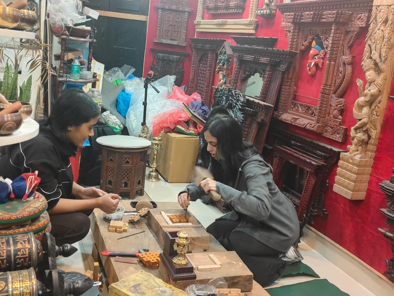 Kathmandu: Express Wood Carving Workshop & Hotel Transfers 2