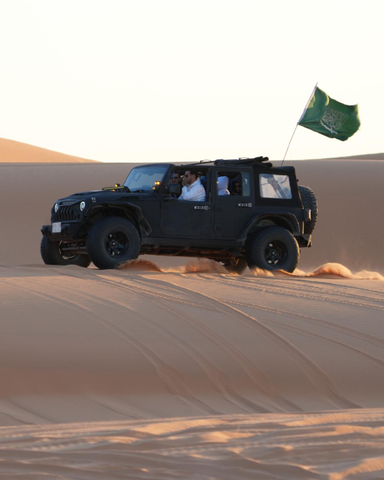 Riyadh: Desert Dune Bashing and Sandboarding Tour