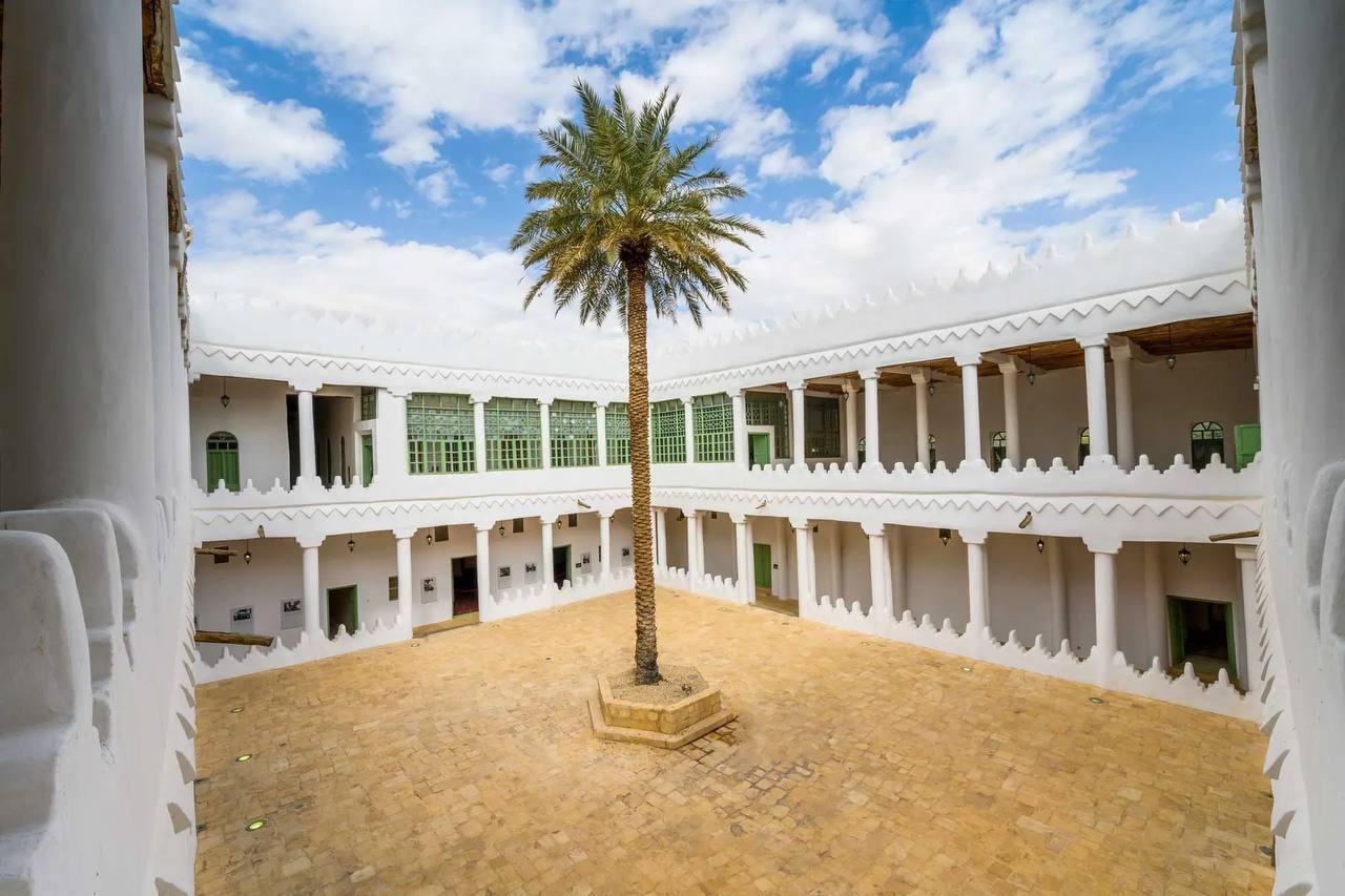 Riyadh: VIP tour of Riyadh's top landmarks including a meal