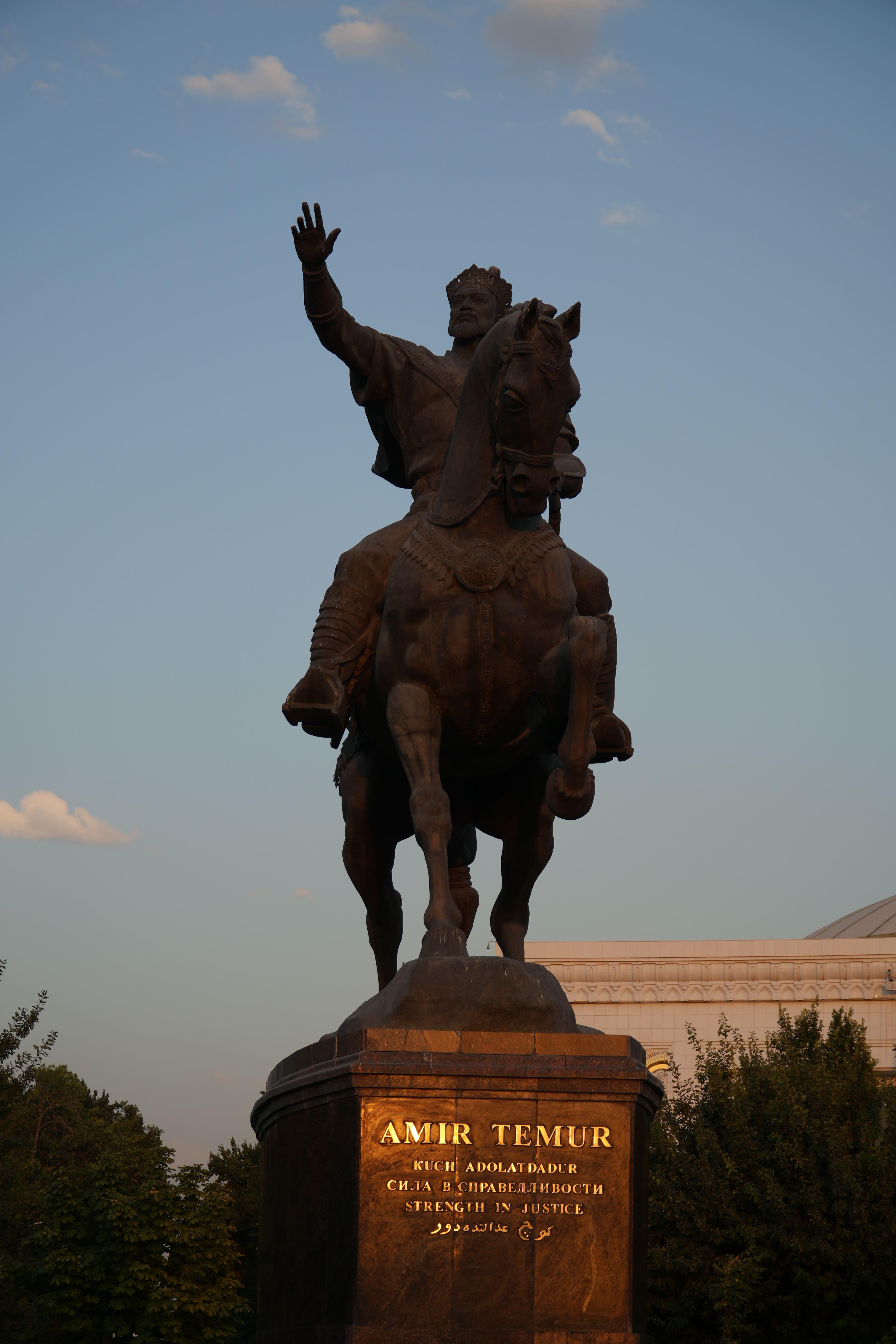 Tashkent city Night Tour with Dinner & Free Pro Photography