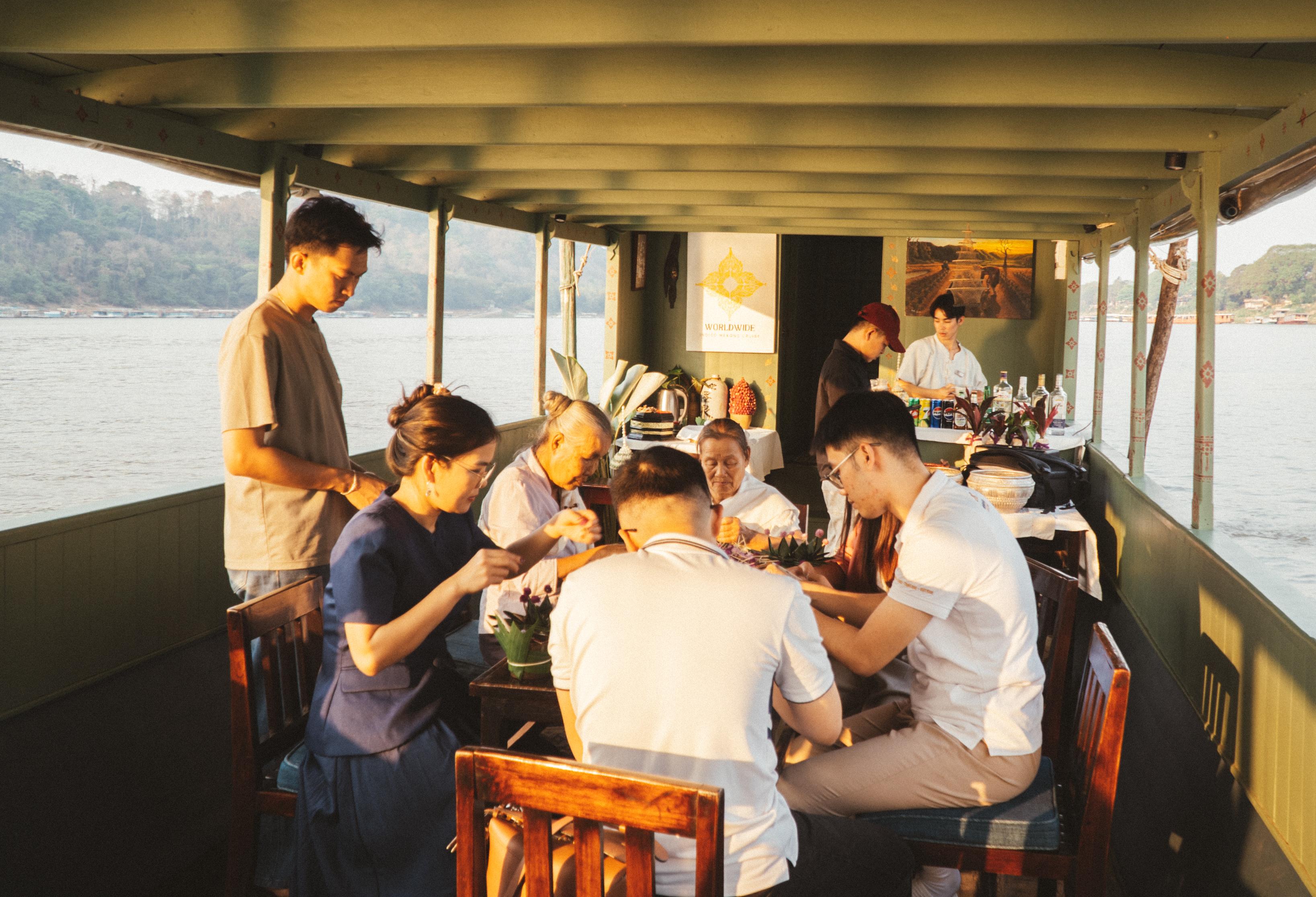 Luangprabang: Sunset Cruise & Krathong Making Workshop