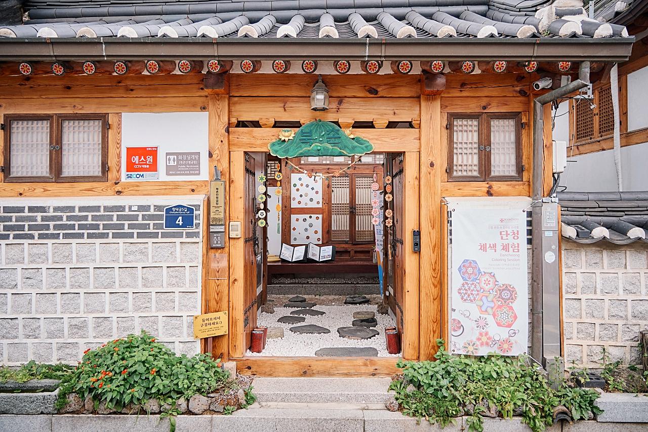 Seoul: Bukchon Pedicab Tour & Dancheong Experience 3