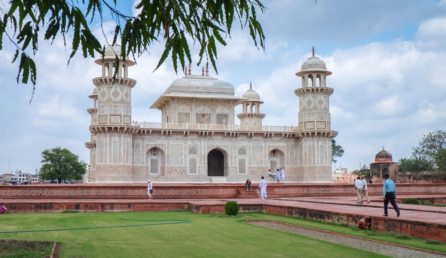 Delhi to Agra: Overnight Car Tour Including the Taj Mahal 3