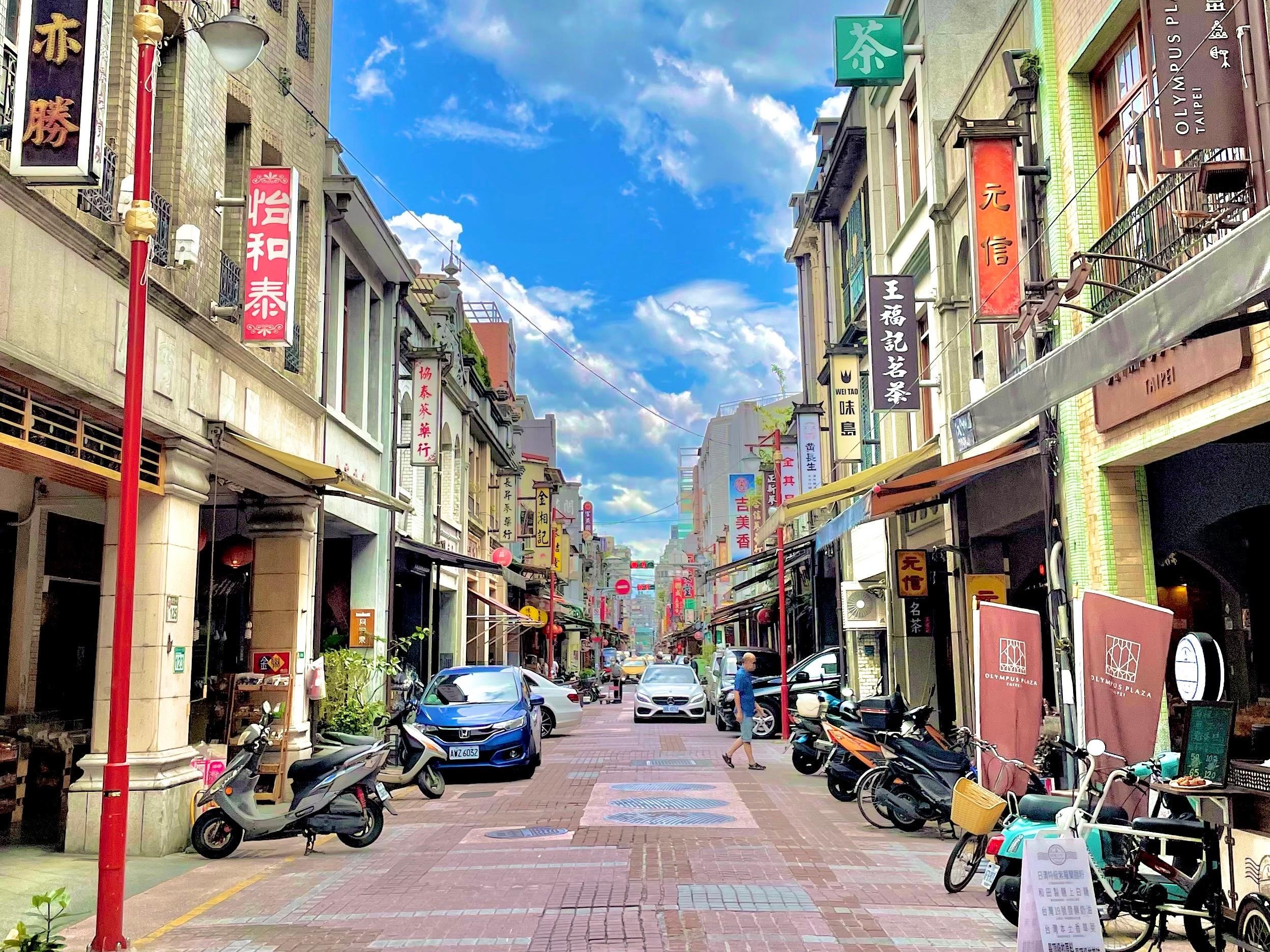 Taipei: Dadaocheng & Dihua Street & Temple Walking Tour