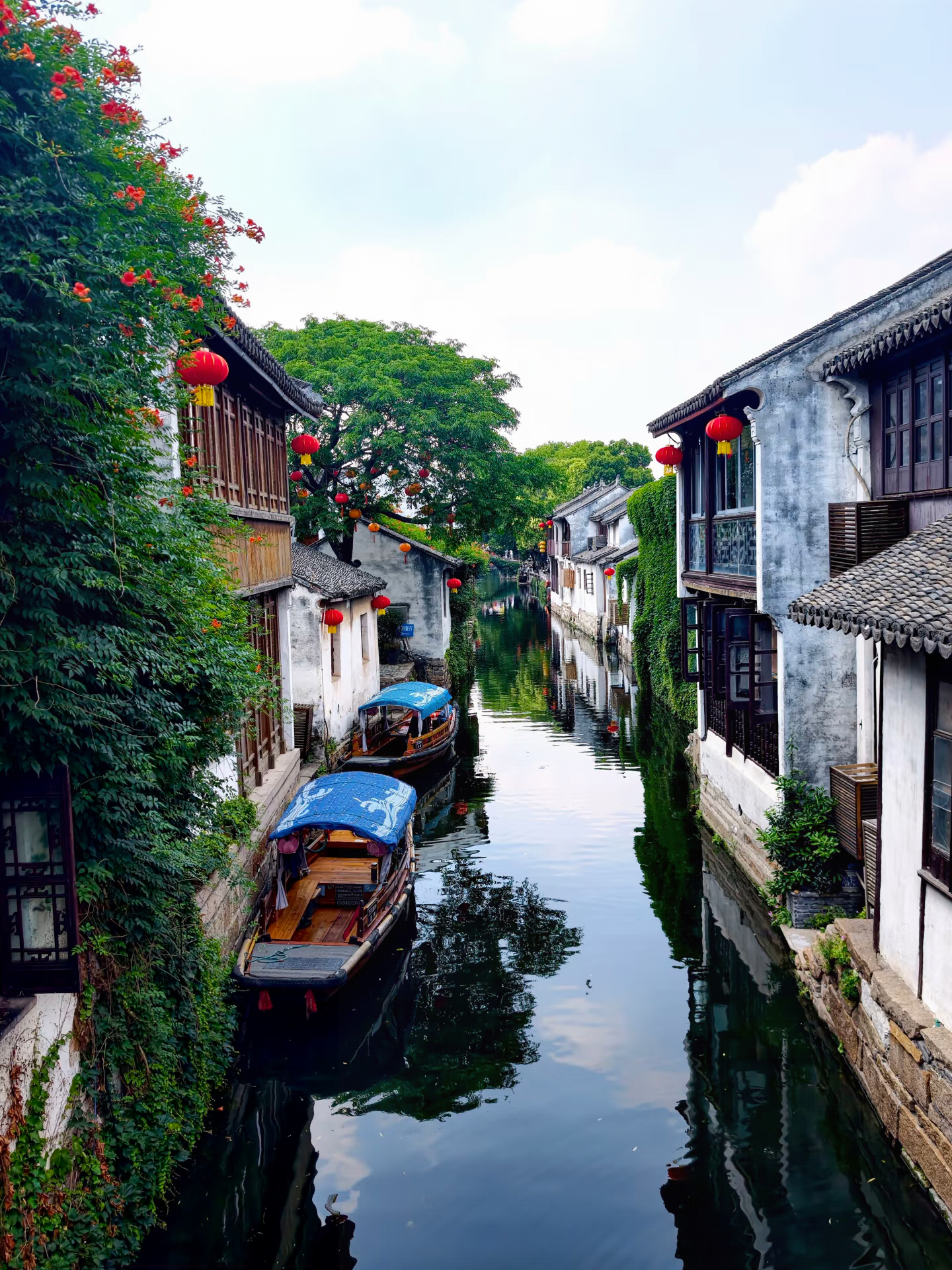 Shanghai Zhouzhuang Water Town Guided Tour with Free Time