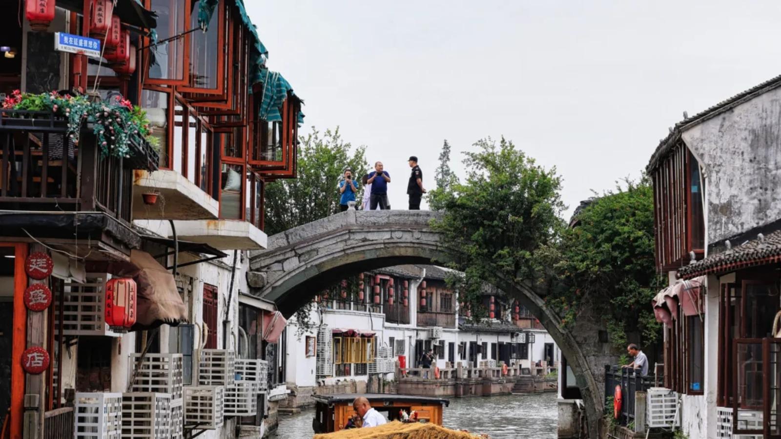 Zhujiajiao Water Town & Grand View Garden Private Tour