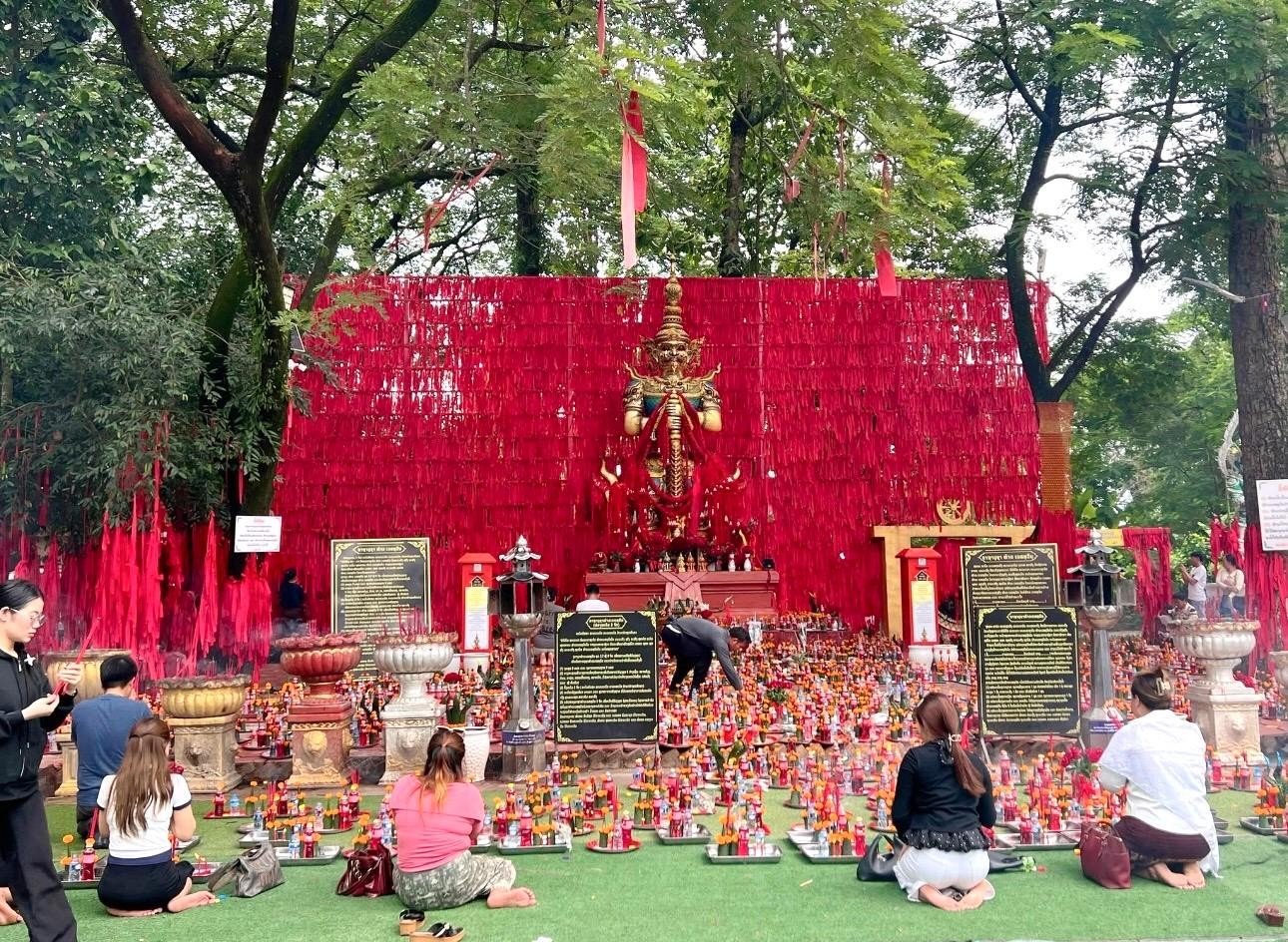 Vientiane: 9 Sacred Temples Guided Tour with Blessings 2