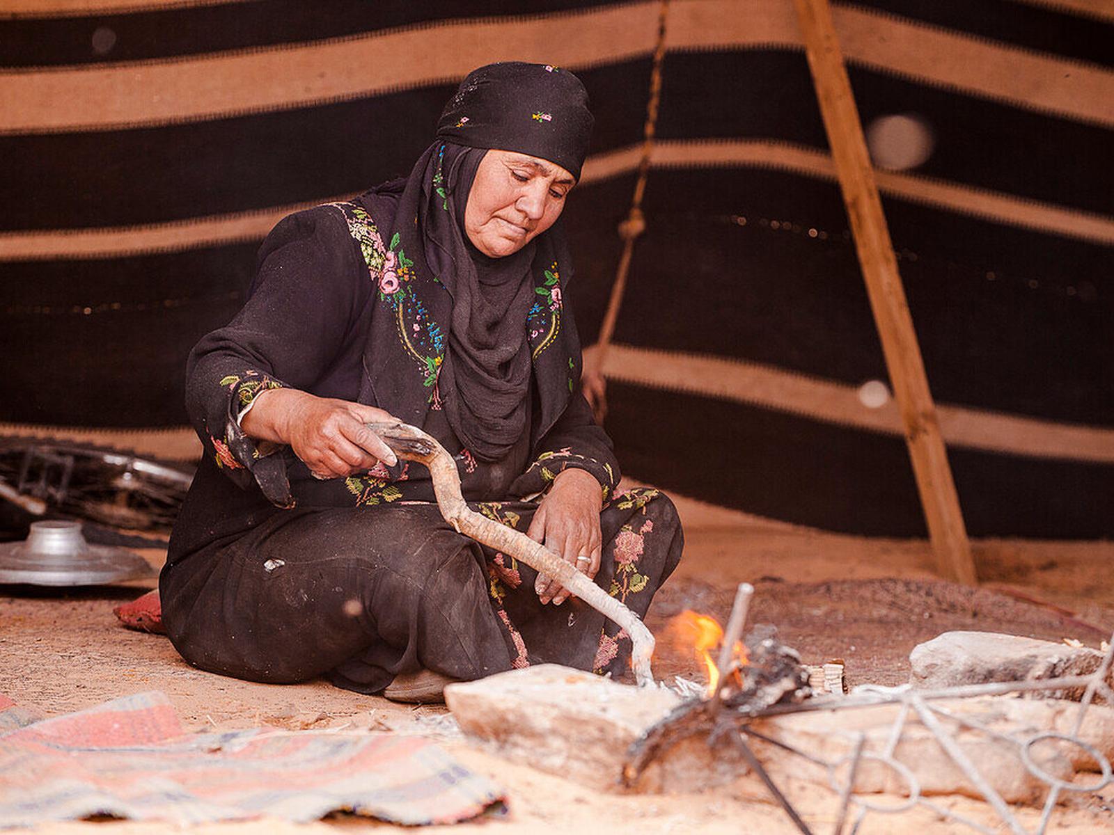Wadi Rum: Lunch with local Bedouins & Traditional Henna 3