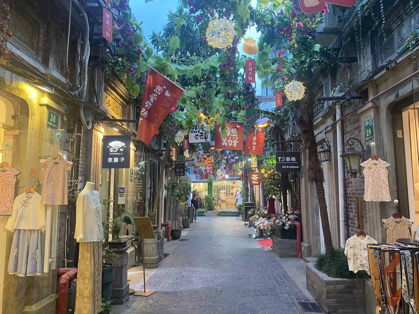 Explore Shanghai's Old Town & Suzhou River by Bike 3