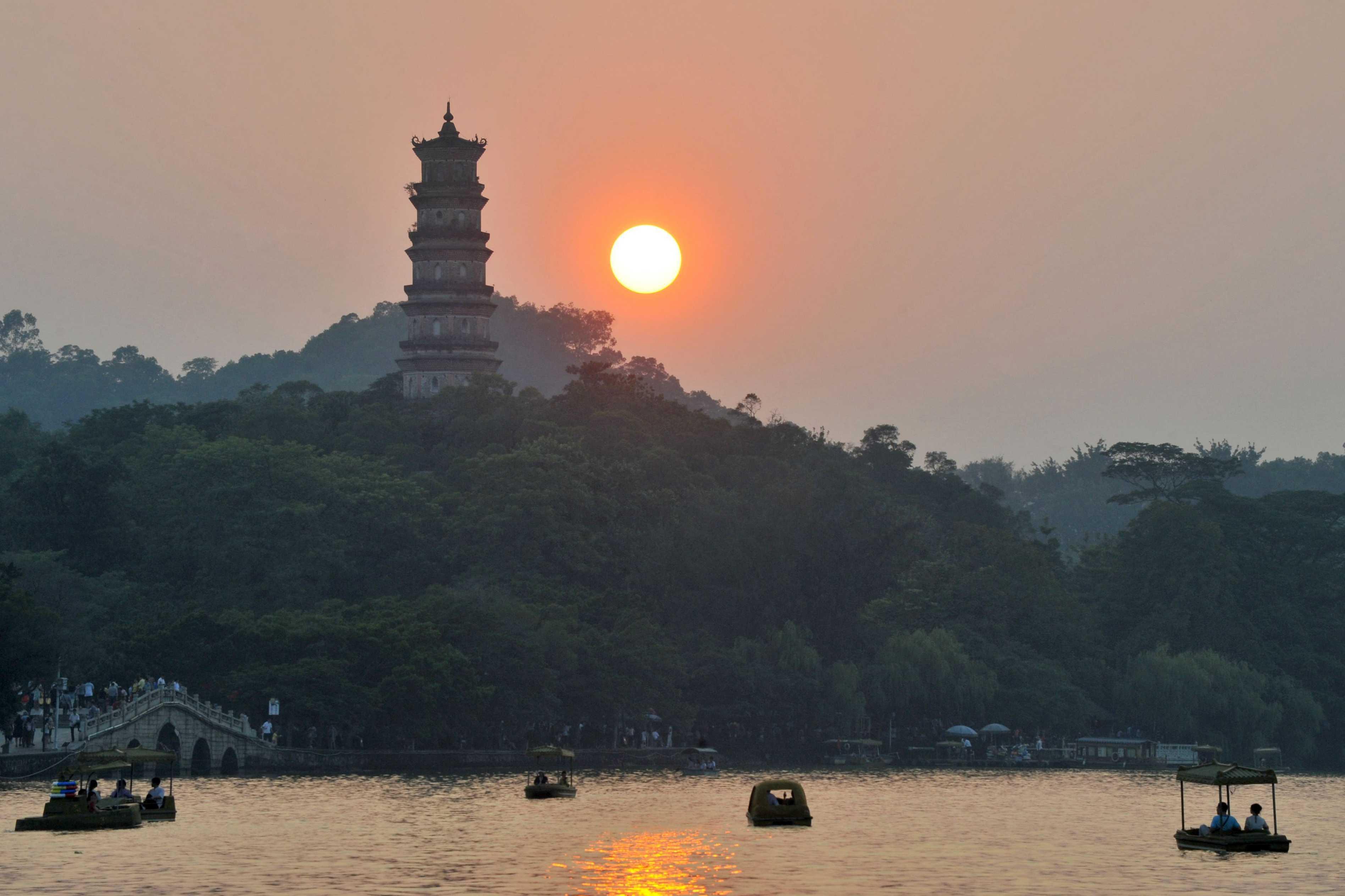 Huizhou Old Town City Walk — Lake, History & Local Life Tour 2