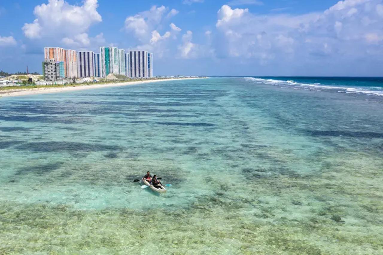 Hulhumalé: Kayak Tour with Guide, Photos, & Pickup 3