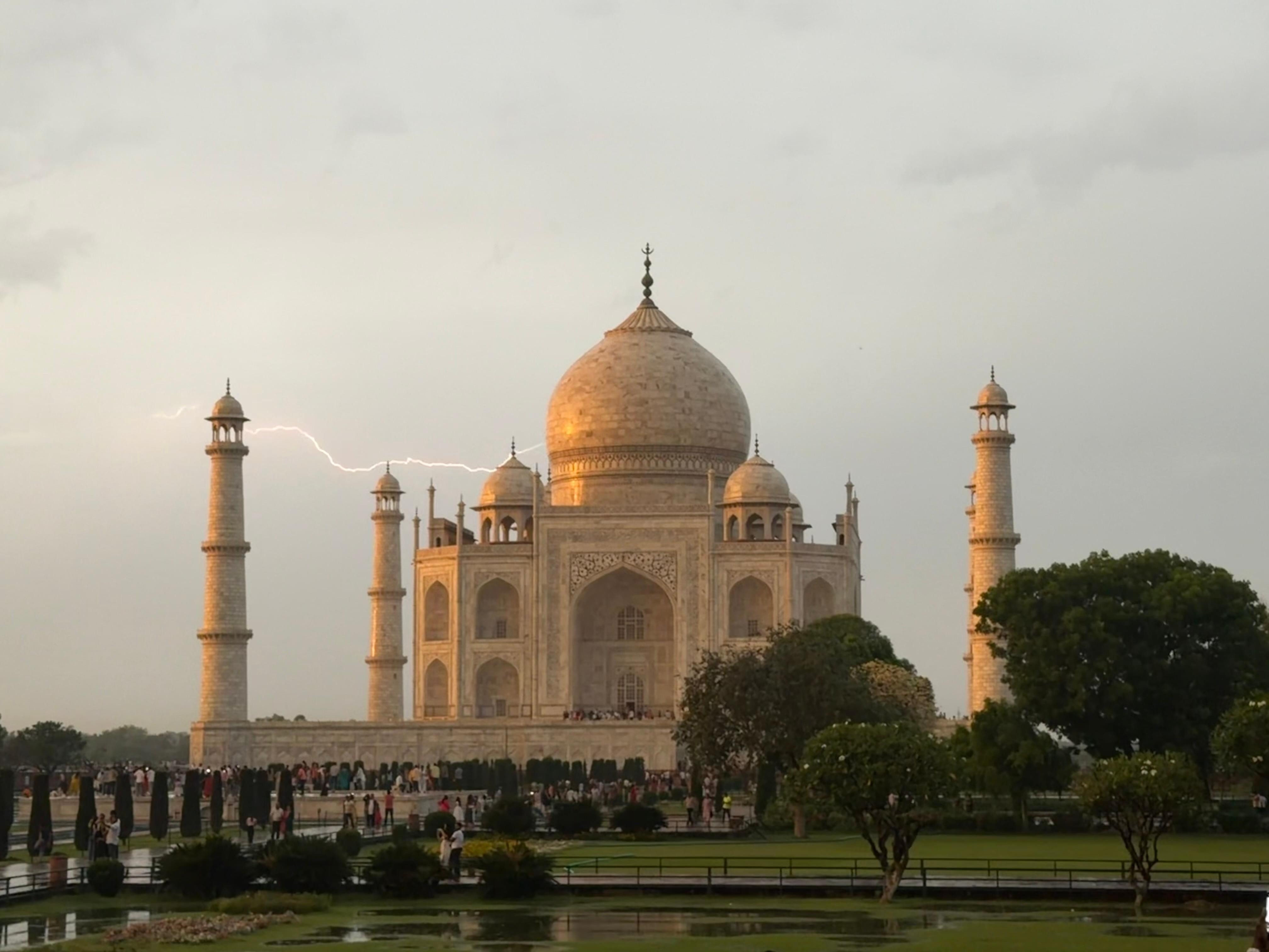 Agra: skip-the-line Sunrise Taj Mahal with Mausoleum Tour