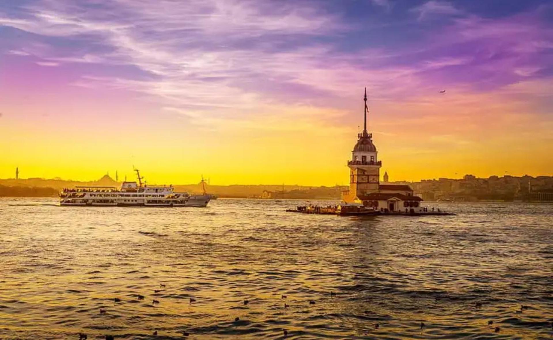 Istanbul: Bosphorus and Golden Horn Yacht Cruise with Guide