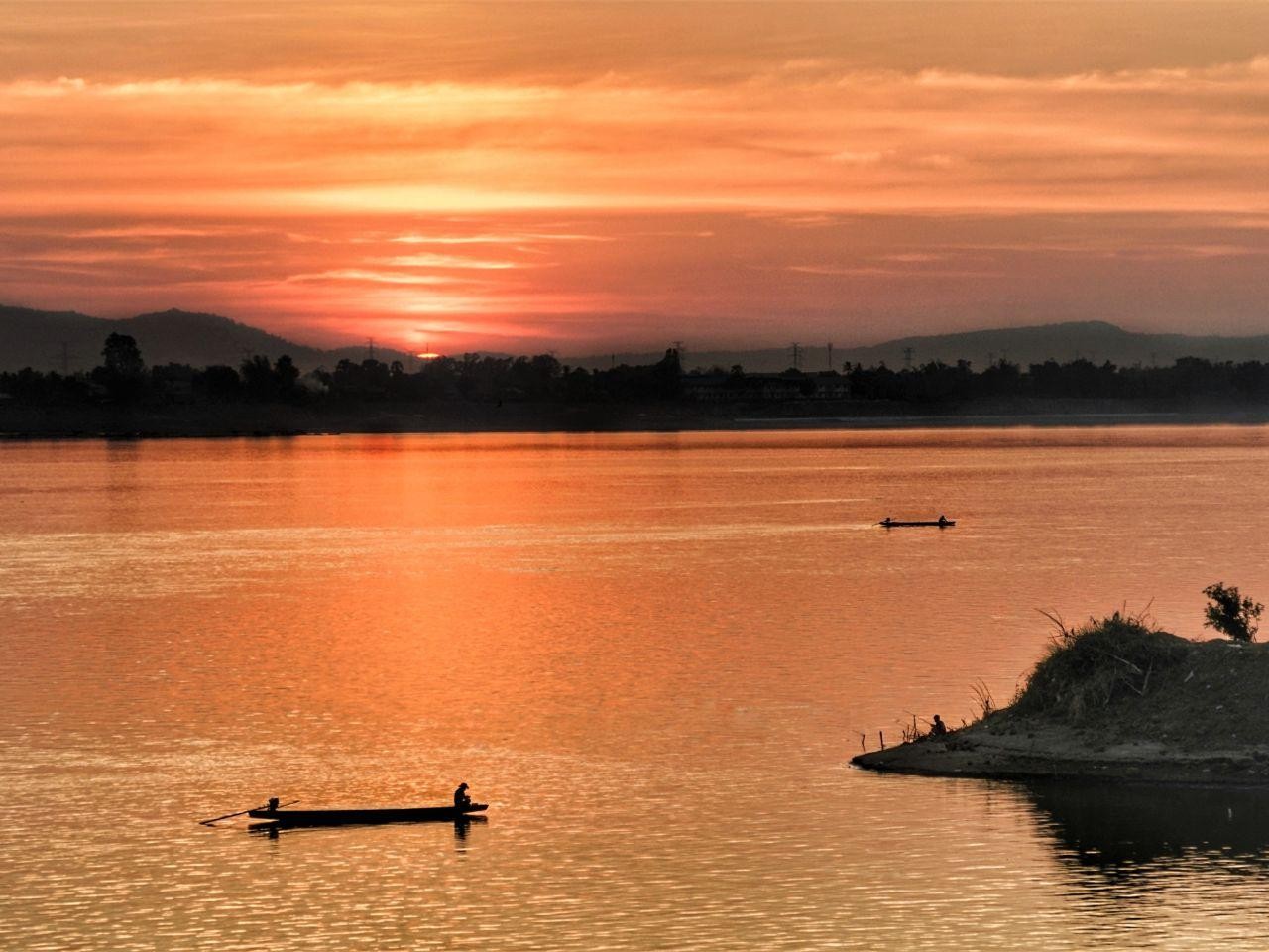 Luang Prabang: Mekong Sunset Cruise and Market Private Tour