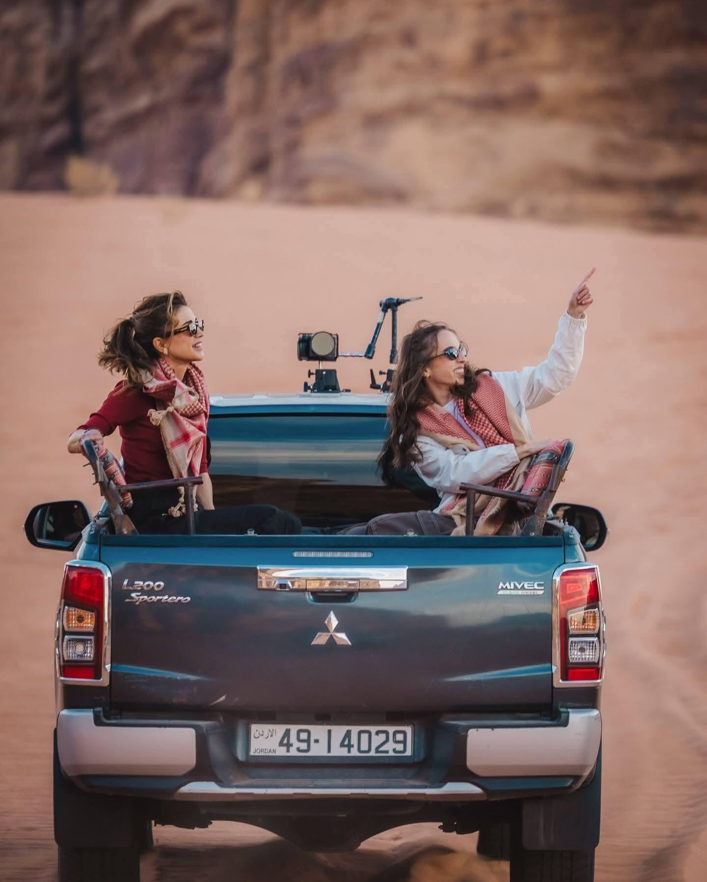 Wadirum:Half-Day Camel Tour with Jeep 4x4 2