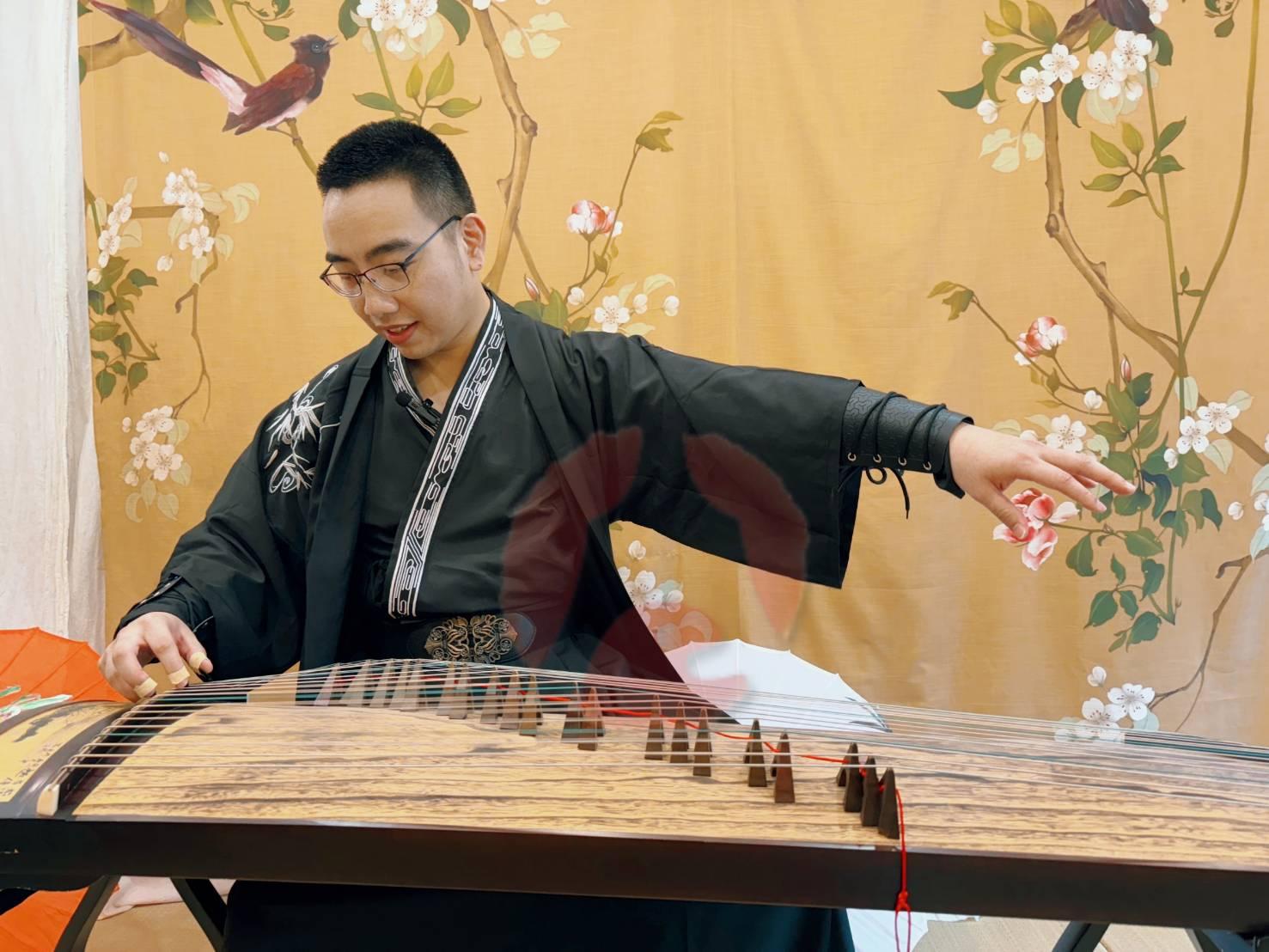 Taipei: Wear Hanfu & Play the Guzheng in a Beginner Workshop 2