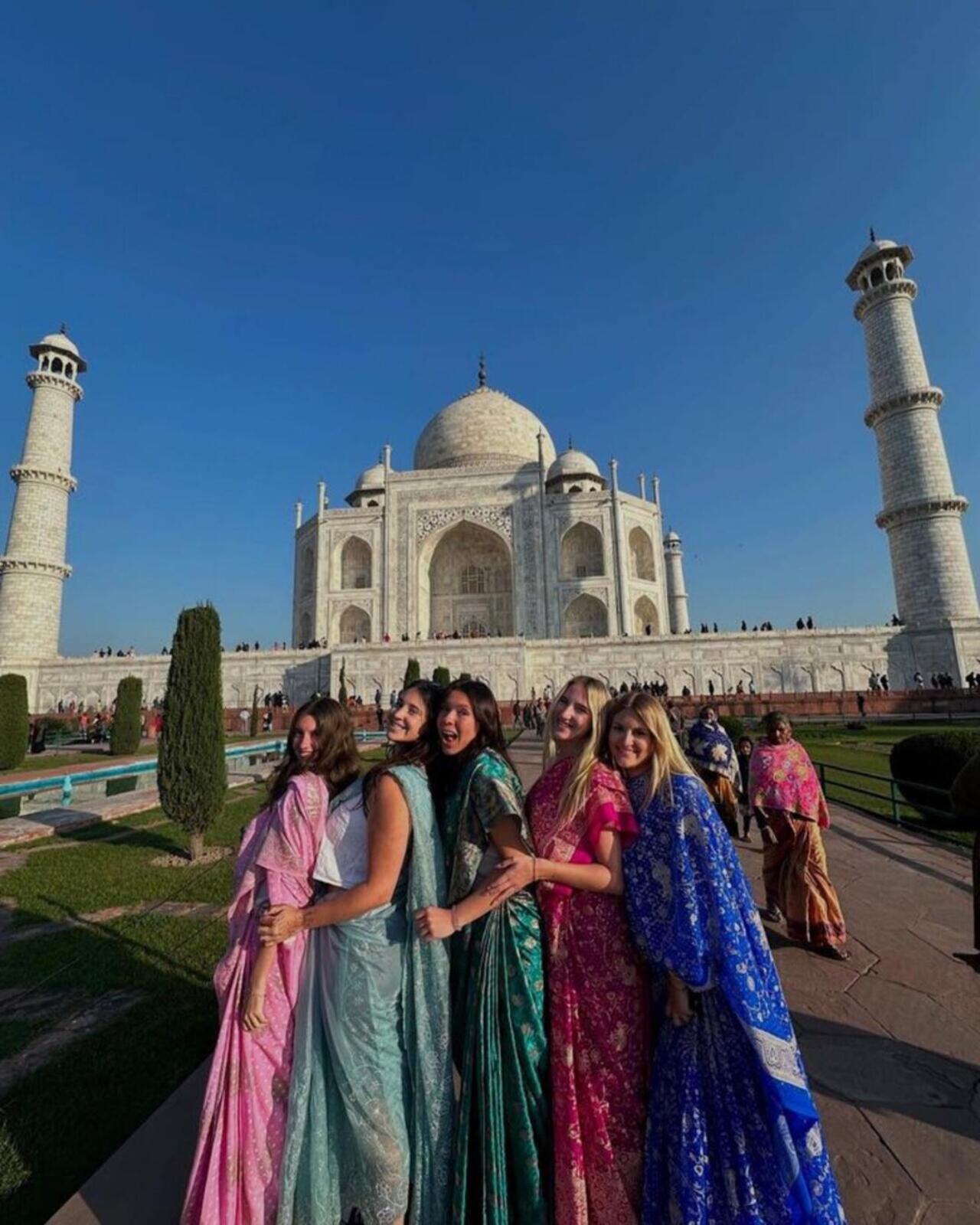 Agra: Taj Mahal Tour with Photoshoot + Saree + Henna Art 3